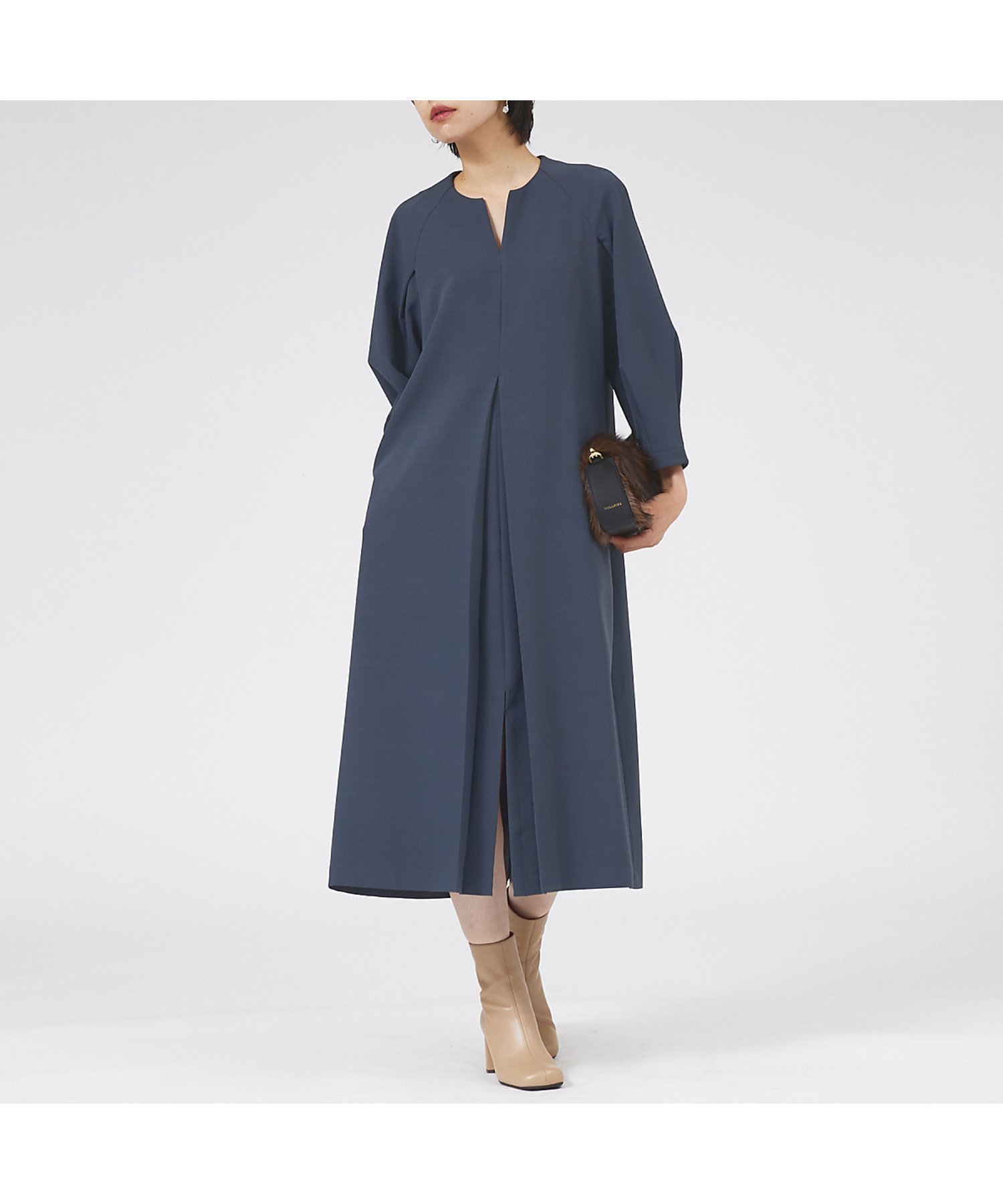 【カリテ/qualite】のボックスプリーツワンピース インテリア・キッズ・メンズ・レディースファッション・服の通販 founy(ファニー) 　ファッション　Fashion　レディースファッション　WOMEN　ワンピース　Dress　おすすめ　Recommend　スリット　Slit　センター　Center　フロント　Front　ロング　Long　冬　Winter　チャコールグレー|ID: prp329100004562952 ipo3291000000032264590