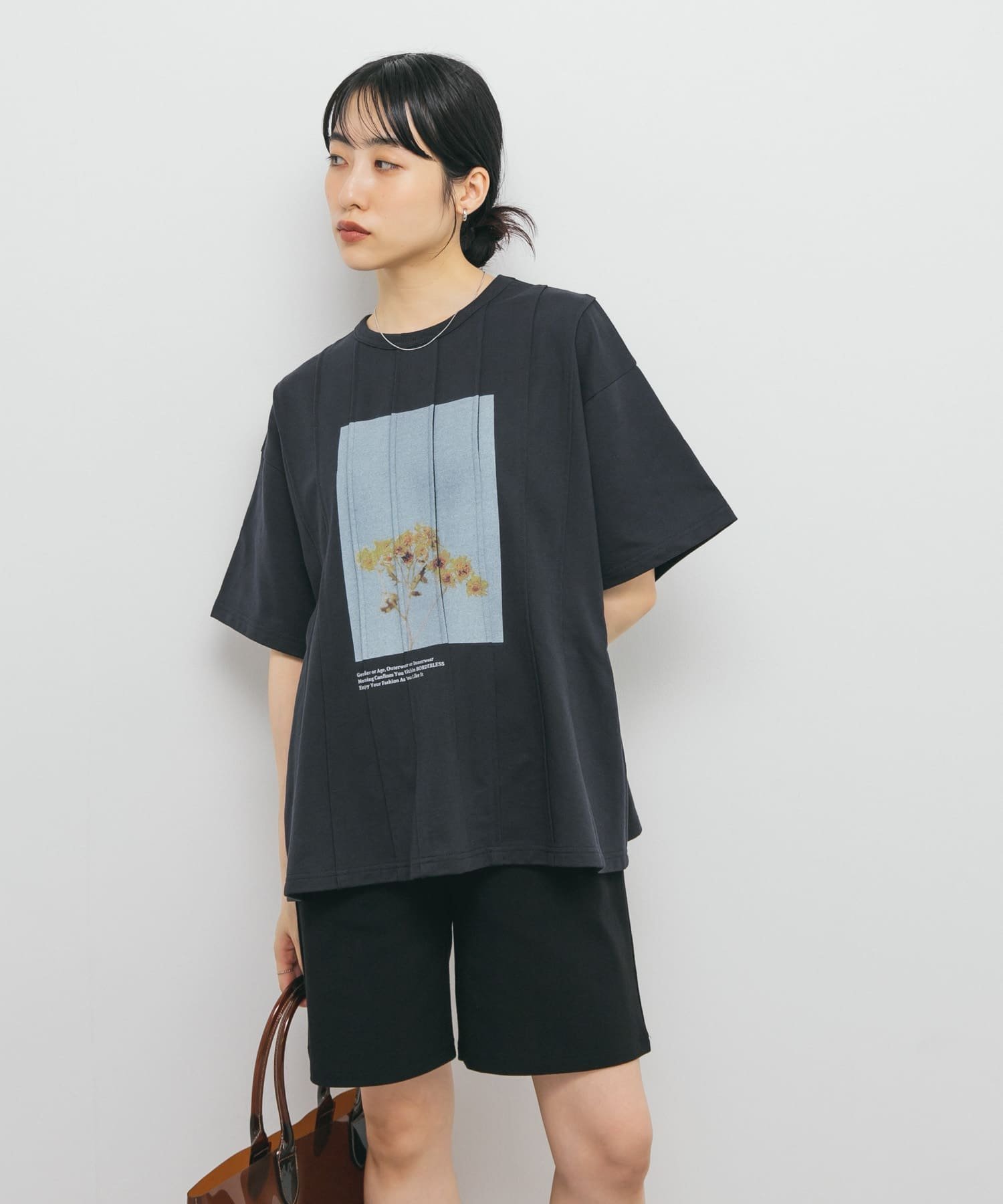 【ケービーエフ/KBF / URBAN RESEARCH】のピンタックフォトプリントTEE インテリア・キッズ・メンズ・レディースファッション・服の通販 founy(ファニー) 　ファッション　Fashion　レディースファッション　WOMEN　2025年　2025　2025春夏・S/S　Ss,Spring/Summer,2025　シェイプ　Shape　ハーフ　Half　フロント　Front　プリント　Print　夏　Summer　S/S・春夏　Ss・Spring/Summer　NAVY|ID: prp329100004563020 ipo3291000000032265440