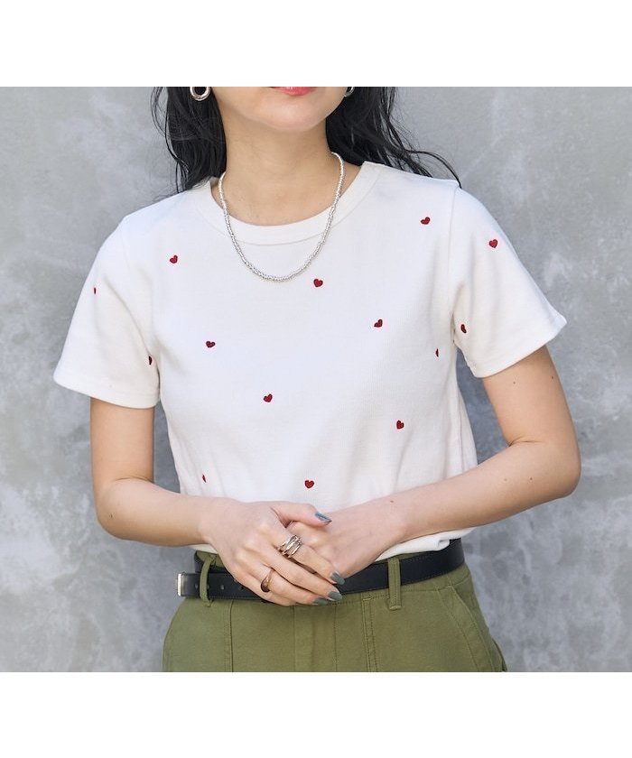 【フリークスストア/FREAK'S STORE】のミニハート刺繍Tシャツ 25SS インテリア・キッズ・メンズ・レディースファッション・服の通販 founy(ファニー) https://founy.com/ ファッション Fashion レディースファッション WOMEN トップス・カットソー Tops/Tshirt シャツ/ブラウス Shirts/Blouses ロング / Tシャツ T-Shirts 2025年 2025 2025春夏・S/S Ss,Spring/Summer,2025 おすすめ Recommend インナー Inner コンパクト Compact ジャケット Jacket ビスチェ Bustier フィット Fit ボトム Bottom ミックス Mix ミリタリー Military 夏 Summer S/S・春夏 Ss・Spring/Summer |ID: prp329100004563435 ipo3291000000032270510