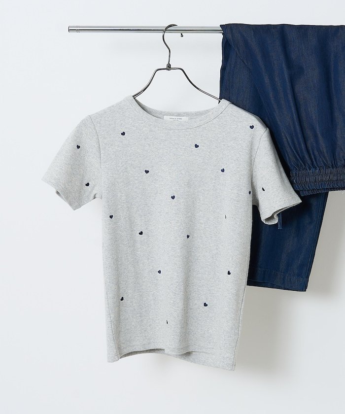 【フリークスストア/FREAK'S STORE】のミニハート刺繍Tシャツ 25SS インテリア・キッズ・メンズ・レディースファッション・服の通販 founy(ファニー) 　ファッション　Fashion　レディースファッション　WOMEN　トップス・カットソー　Tops/Tshirt　シャツ/ブラウス　Shirts/Blouses　ロング / Tシャツ　T-Shirts　2025年　2025　2025春夏・S/S　Ss,Spring/Summer,2025　おすすめ　Recommend　インナー　Inner　コンパクト　Compact　ジャケット　Jacket　ビスチェ　Bustier　フィット　Fit　ボトム　Bottom　ミックス　Mix　ミリタリー　Military　夏　Summer　S/S・春夏　Ss・Spring/Summer　グレー|ID: prp329100004563435 ipo3291000000032270514
