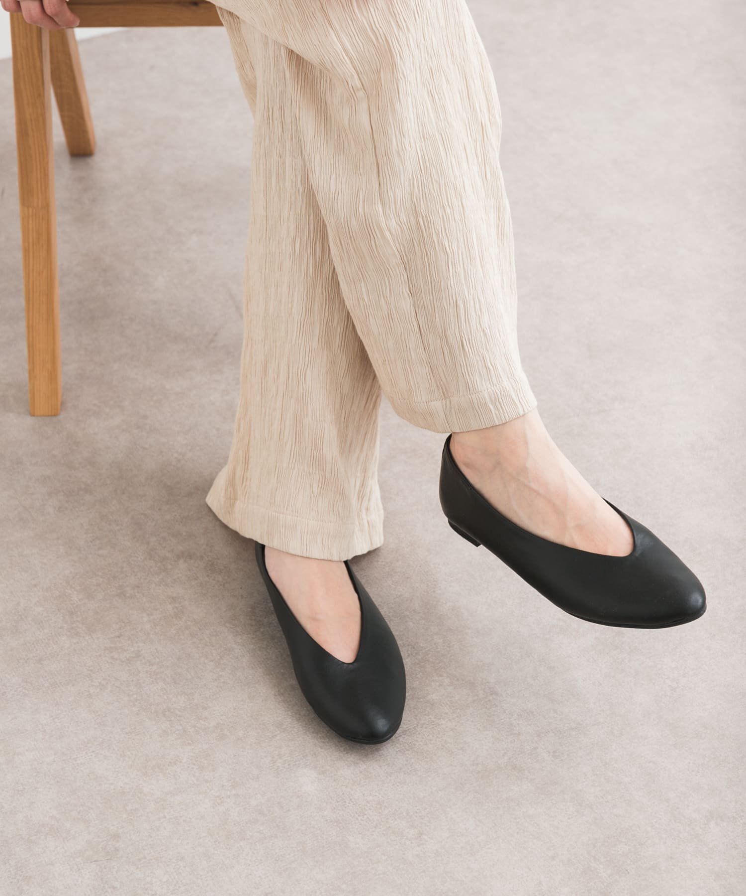 【アーバンリサーチ ドアーズ/URBAN RESEARCH DOORS】のVカットパンプス インテリア・キッズ・メンズ・レディースファッション・服の通販 founy(ファニー) 　ファッション　Fashion　レディースファッション　Fashion for Women　2025年　2025　2025春夏・S/S　Spring/Summer 2025 SS25　シューズ　Shoes, Footwear　バレエ　Ballet, Ballet Style　夏　Summer　定番　Standard, Basic Item　抗菌　Antibacterial, Bacteria-Resistant　S/S・春夏　SS, Spring/Summer, Warm Season　BLACK|ID: prp329100004564190 ipo3291000000033536656