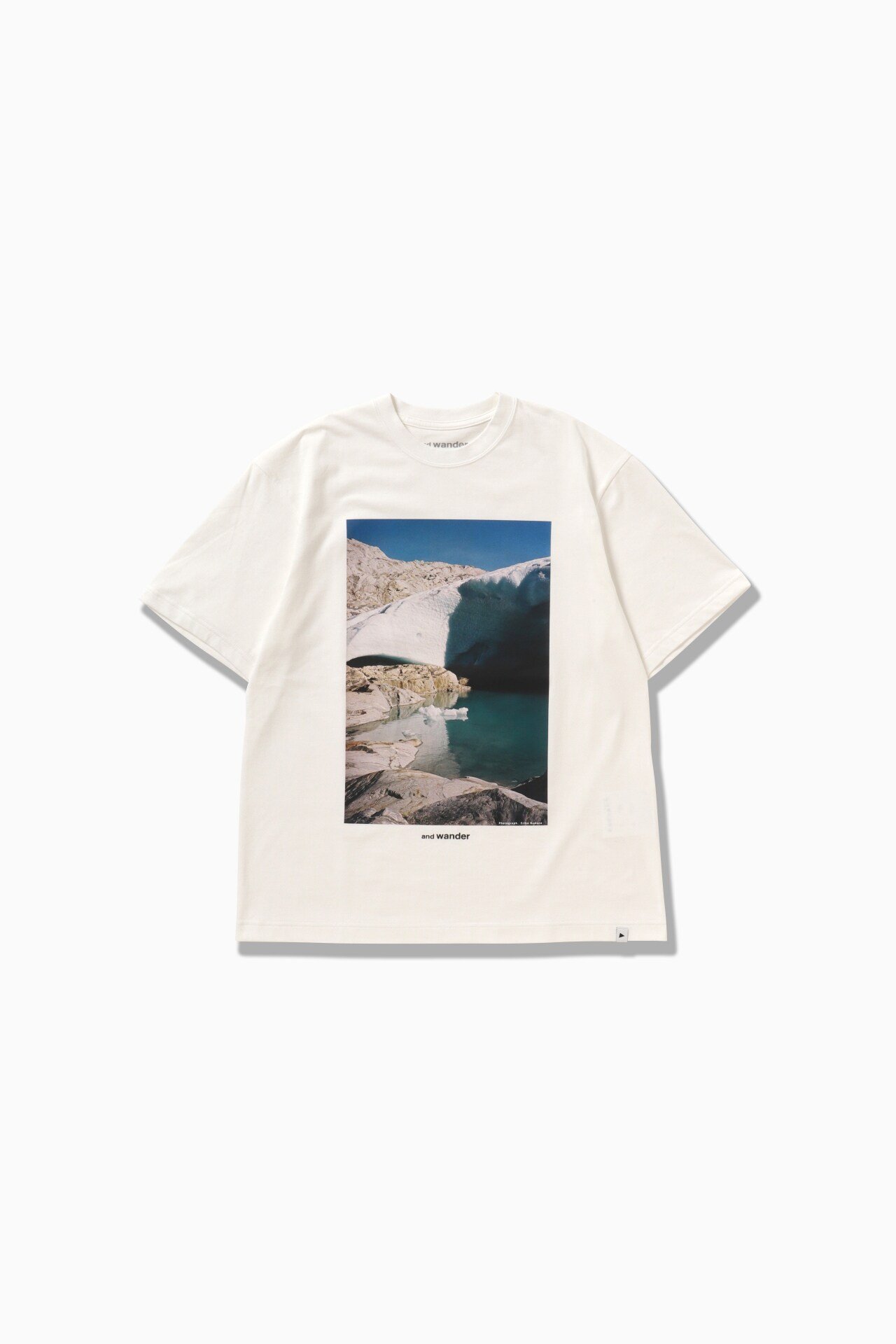 【アンドワンダー/and wander】のgracier printed SS T インテリア・キッズ・メンズ・レディースファッション・服の通販 founy(ファニー) 　ファッション　Fashion　レディースファッション　Ladies' Fashion Online　フロント　Front　プリント　Print　雑誌　Magazine　white|ID: prp329100004564529 ipo3291000000032699227