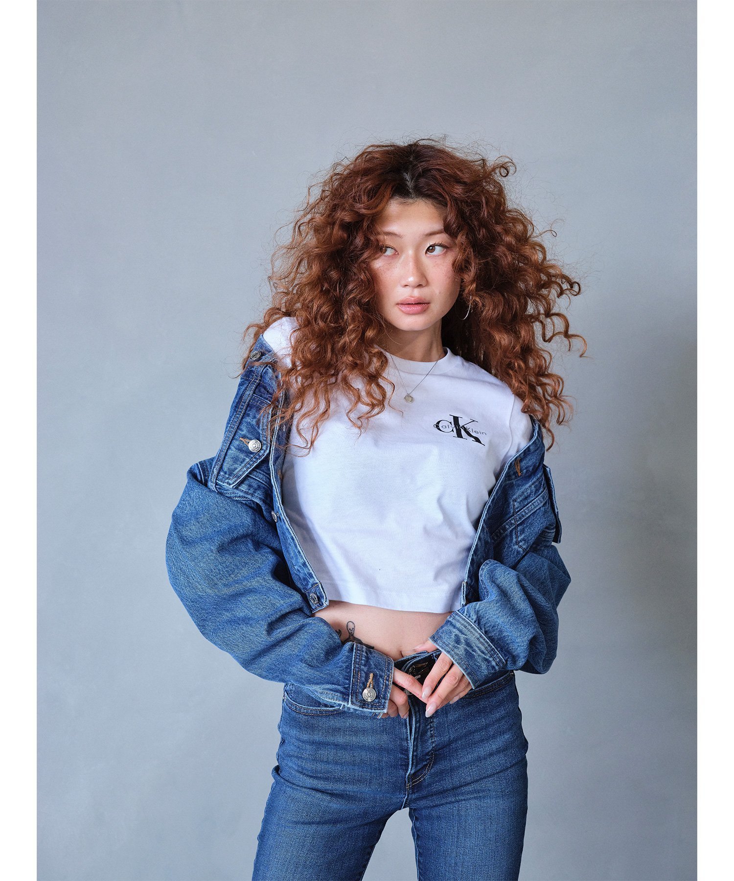 【カルバンクライン/Calvin Klein】のCalvin Klein Jeans/【公式ショップ】 カルバンクライン モノロゴ クロップド Tシャツ Calvin Klein Jeans 47AB806 インテリア・キッズ・メンズ・レディースファッション・服の通販 founy(ファニー) 　ファッション　Fashion　レディースファッション　Ladies' Fashion Online　トップス・カットソー　Tops/Tshirt　シャツ/ブラウス　Shirts/Blouses　ロング / Tシャツ　T-Shirts　クロップド　Cropped　ショート　Short　シンプル　Simple　スリーブ　Sleeve　ワイド　Wide　Brilliant White|ID: prp329100004564644 ipo3291000000032690261