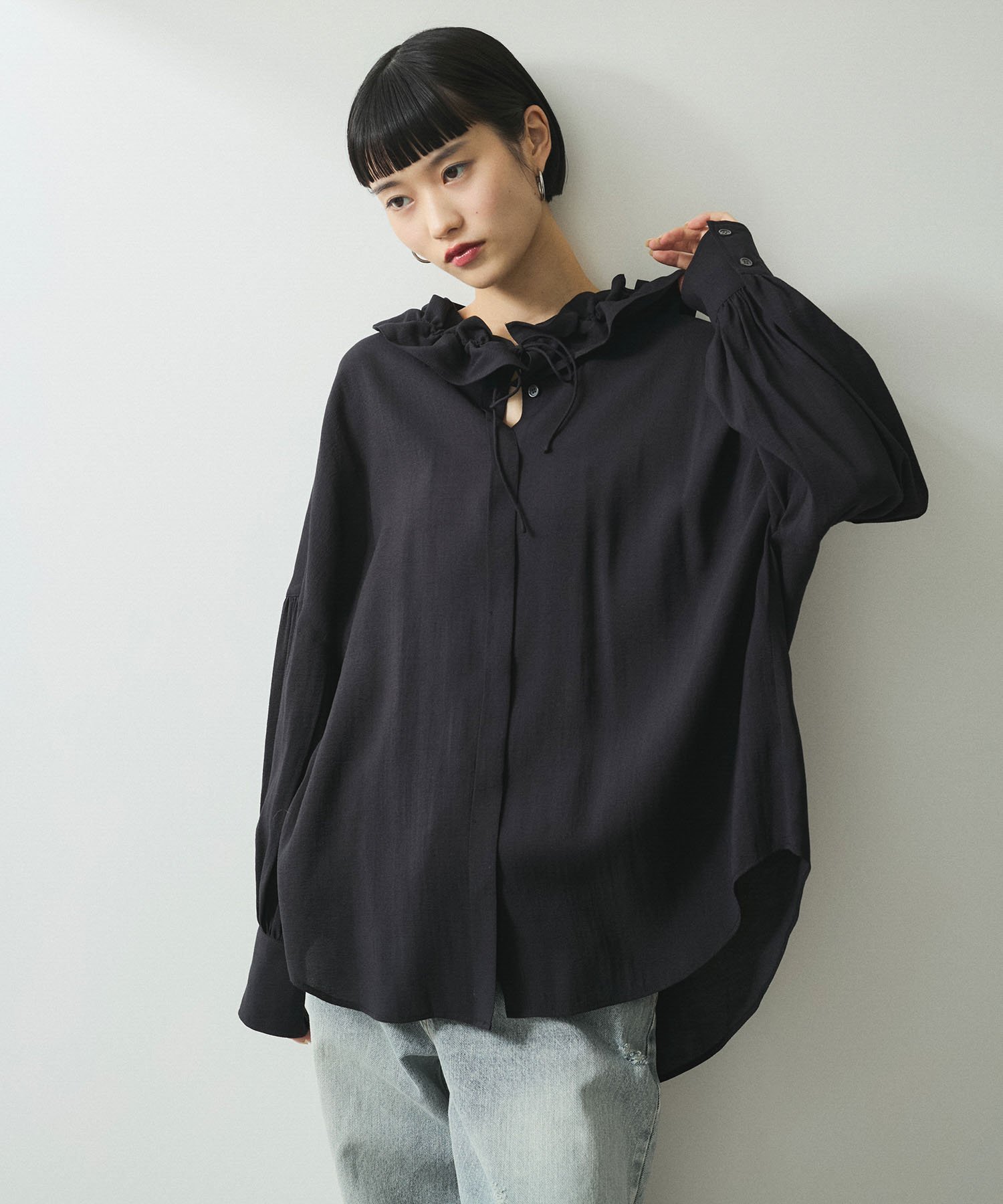 【アダム エ ロペ/ADAM ET ROPE'】の【WEB限定】フリルタイブラウス インテリア・キッズ・メンズ・レディースファッション・服の通販 founy(ファニー) 　ファッション　Fashion　レディースファッション　WOMEN　トップス・カットソー　Tops/Tshirt　シャツ/ブラウス　Shirts/Blouses　アクセサリー　Accessories　春　Spring　カフス　Cuffs　シンプル　Simple　ドレープ　Drape　ドロップ　Drop　フリル　Frills　ボトム　Bottom　ポケット　Pocket　リボン　Ribbon　S/S・春夏　Ss・Spring/Summer　夏　Summer　2025年　2025　2025春夏・S/S　Ss,Spring/Summer,2025　ブラック(01)|ID: prp329100004565177 ipo3291000000032285110