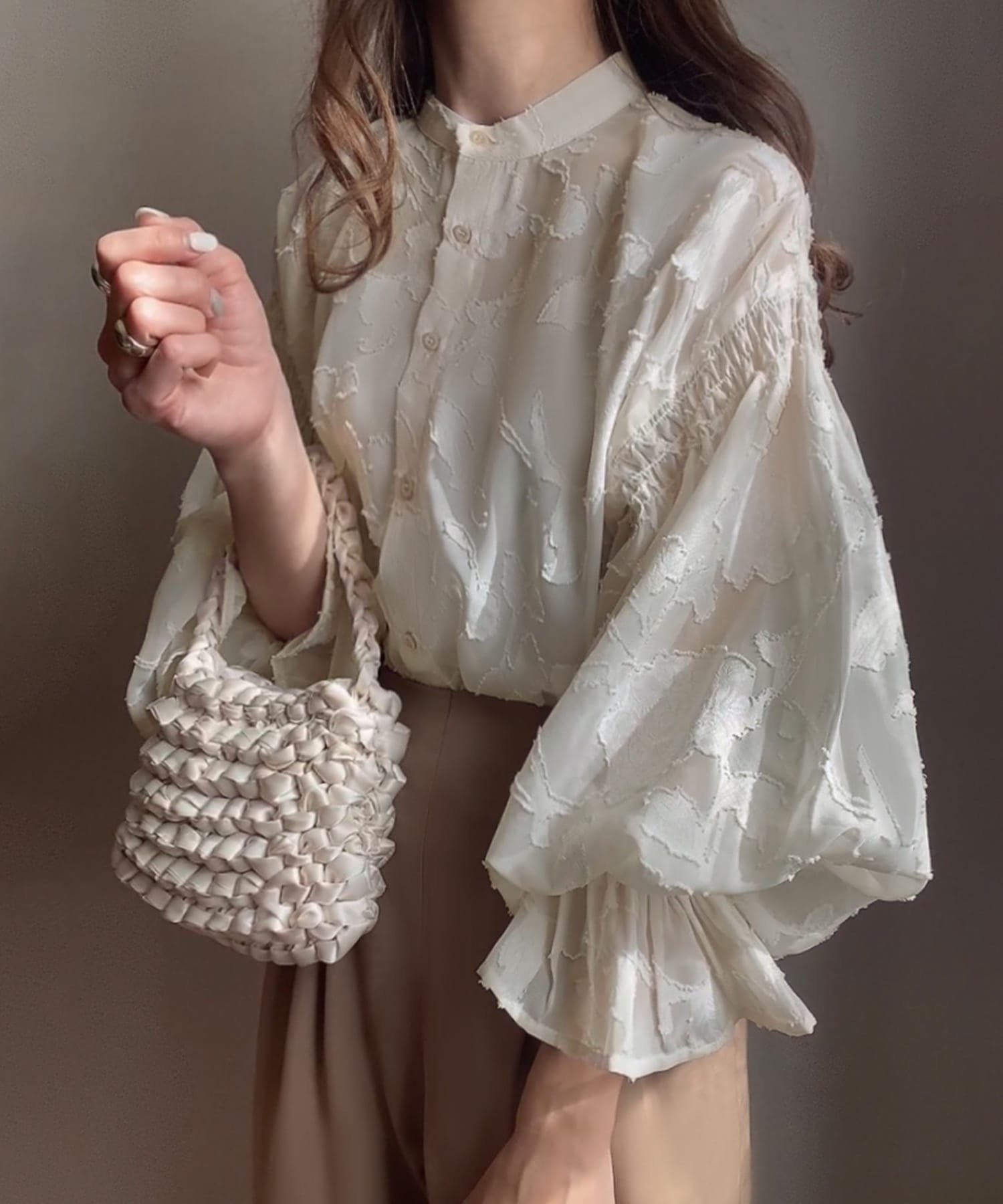 【ジュノア/JUNOAH】のFILLOU フラワージャガードシャツ インテリア・キッズ・メンズ・レディースファッション・服の通販 founy(ファニー) 　ファッション　Fashion　レディースファッション　Fashion for Women　トップス・カットソー　Cut & Sew Tops　シャツ・ブラウス・オフィスカジュアル　Elegant Blouses & Button-Ups　アイボリー|ID: prp329100004566110 ipo3291000000033875534