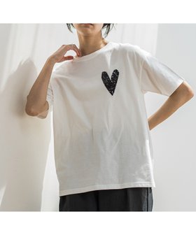 【メイソングレイ/MAYSON GREY】のスパンコールハート刺繍Tシャツ≪洗濯機で洗える≫ 人気、トレンドファッション・服の通販 founy(ファニー) ファッション Fashion レディースファッション WOMEN トップス・カットソー Tops/Tshirt シャツ/ブラウス Shirts/Blouses ロング / Tシャツ T-Shirts インナー Inner 洗える Washable カットソー Cut And Sew ショルダー Shoulder ストレート Straight スパンコール Sequins スリット Slit ドロップ Drop パターン Pattern ボトム Bottom モチーフ Motif ランダム Random |ID:prp329100004566180