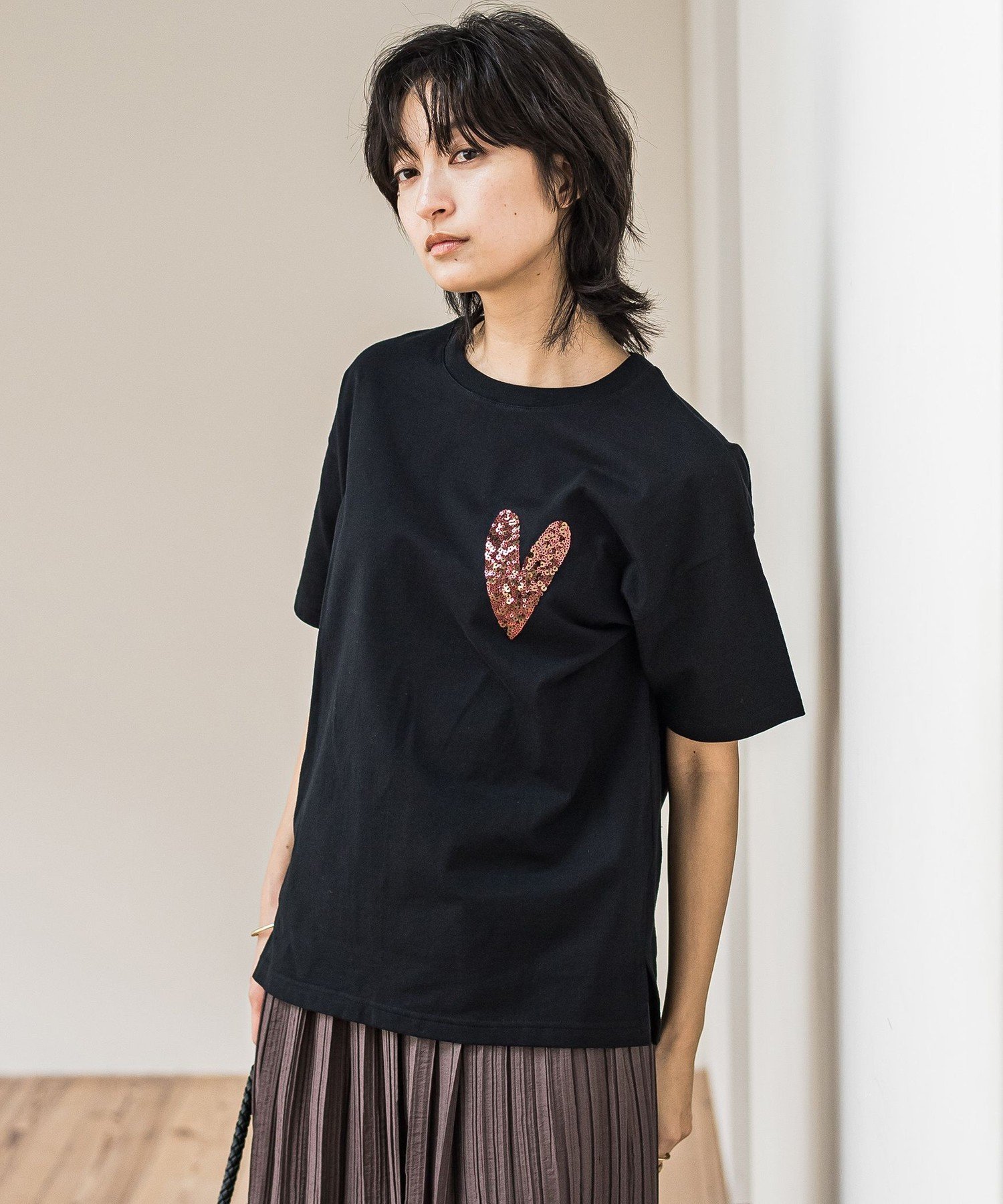 【メイソングレイ/MAYSON GREY】のスパンコールハート刺繍Tシャツ≪洗濯機で洗える≫ インテリア・キッズ・メンズ・レディースファッション・服の通販 founy(ファニー) 　ファッション　Fashion　レディースファッション　WOMEN　トップス・カットソー　Tops/Tshirt　シャツ/ブラウス　Shirts/Blouses　ロング / Tシャツ　T-Shirts　インナー　Inner　洗える　Washable　カットソー　Cut And Sew　ショルダー　Shoulder　ストレート　Straight　スパンコール　Sequins　スリット　Slit　ドロップ　Drop　パターン　Pattern　ボトム　Bottom　モチーフ　Motif　ランダム　Random　ブラック|ID: prp329100004566180 ipo3291000000032292496