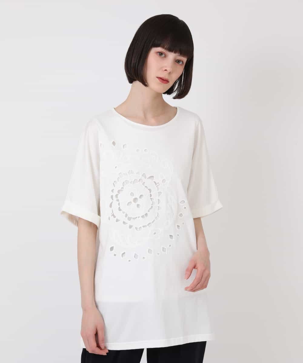 【ヒロコビス/HIROKO BIS】のカットワーク刺繍デザインTシャツ /洗濯機で洗える インテリア・キッズ・メンズ・レディースファッション・服の通販 founy(ファニー) 　ファッション　Fashion　レディースファッション　WOMEN　トップス・カットソー　Tops/Tshirt　シャツ/ブラウス　Shirts/Blouses　ロング / Tシャツ　T-Shirts　おすすめ　Recommend　ショルダー　Shoulder　スリット　Slit　ドロップ　Drop　フロント　Front　プレミアム　Premium　ワーク　Work　洗える　Washable　ホワイト|ID: prp329100004566201 ipo3291000000032292586