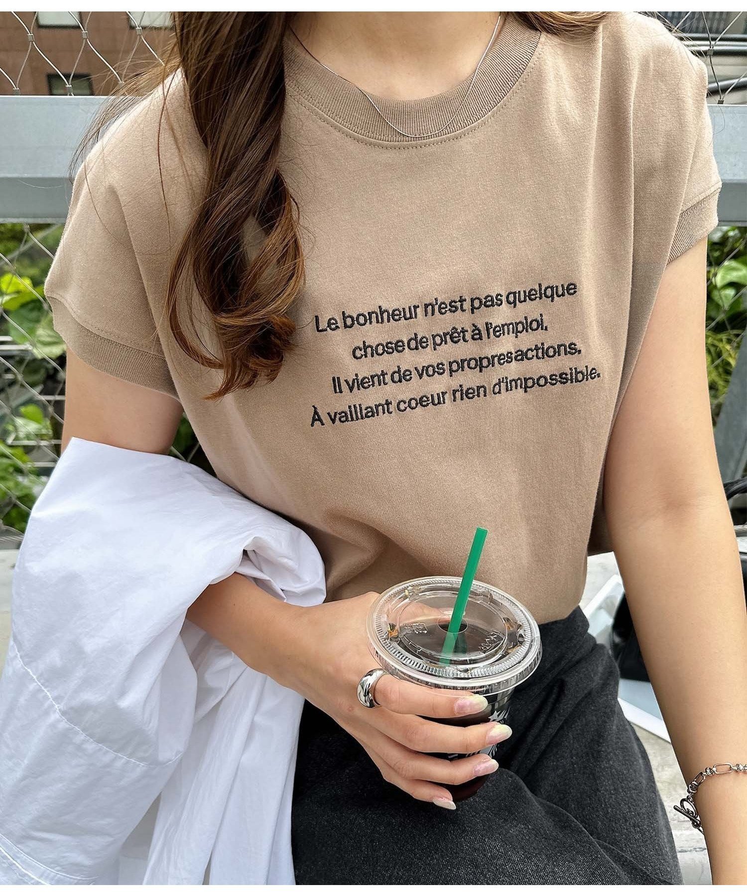 【アンドミー/andme】のロゴ 刺繍 エンブロイダリー フレンチスリーブ Tシャツ インテリア・キッズ・メンズ・レディースファッション・服の通販 founy(ファニー) 　ファッション　Fashion　レディースファッション　Fashion for Women　トップス・カットソー　Cut & Sew Tops　シャツ・ブラウス・オフィスカジュアル　Elegant Blouses & Button-Ups　ロングTシャツ・Tシャツ　Longline T-Shirts & Tees　エンブロイダリー　Embroidery Design　スリット　Slit, Slit Detail　スリーブ　Sleeve, Long Sleeve / Short Sleeve　人気　Popular, Best Seller　フレンチ　French, French Style　ロング　Long, Long-Length　おすすめ　Recommended / Our Picks　ベージュ×ブラック|ID: prp329100004566270 ipo3291000000033998209