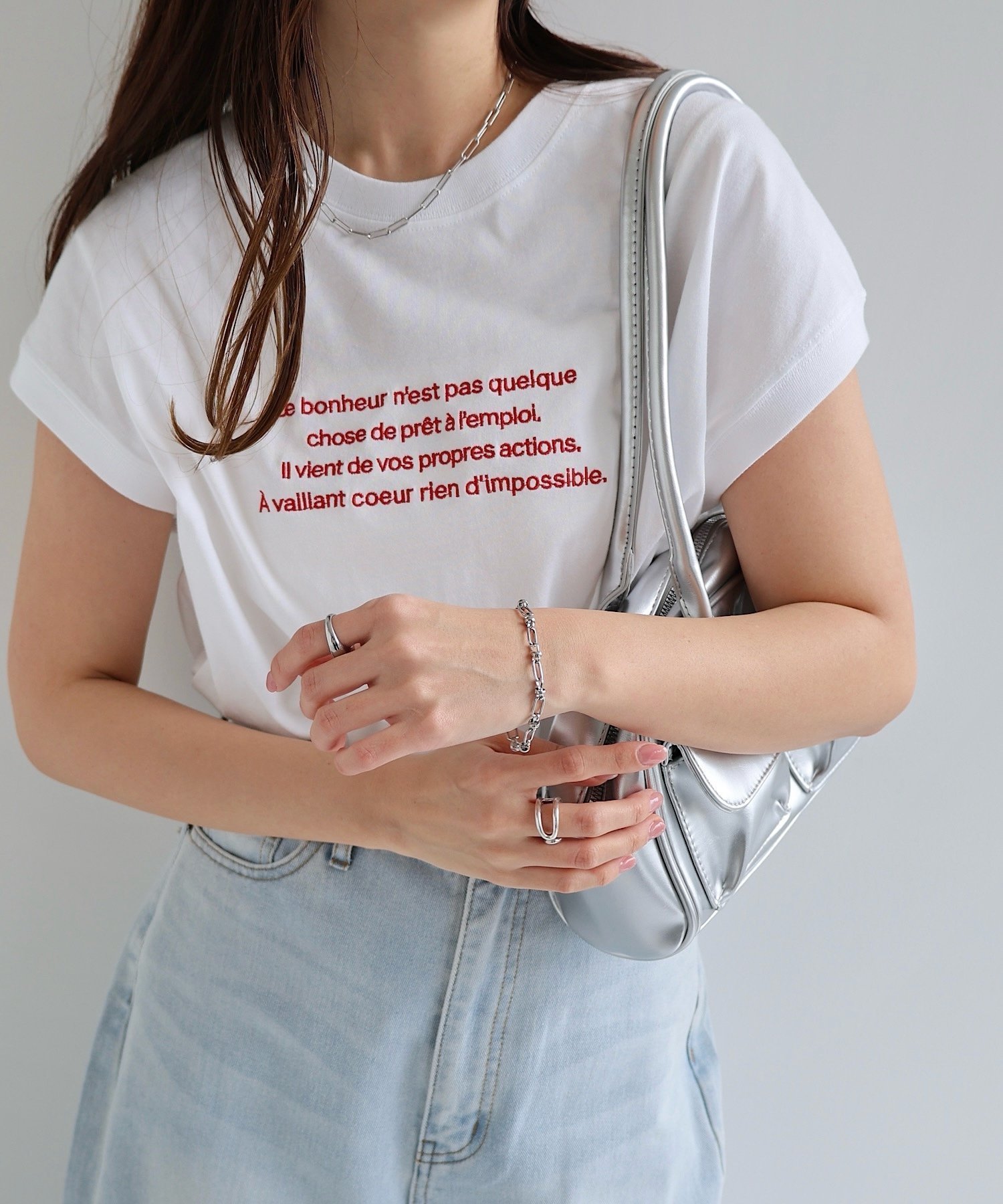 【アンドミー/andme】のロゴ 刺繍 エンブロイダリー フレンチスリーブ Tシャツ インテリア・キッズ・メンズ・レディースファッション・服の通販 founy(ファニー) 　ファッション　Fashion　レディースファッション　Fashion for Women　トップス・カットソー　Cut & Sew Tops　シャツ・ブラウス・オフィスカジュアル　Elegant Blouses & Button-Ups　ロングTシャツ・Tシャツ　Longline T-Shirts & Tees　エンブロイダリー　Embroidery Design　スリット　Slit, Slit Detail　スリーブ　Sleeve, Long Sleeve / Short Sleeve　人気　Popular, Best Seller　フレンチ　French, French Style　ロング　Long, Long-Length　おすすめ　Recommended / Our Picks　オフホワイト×レッド|ID: prp329100004566270 ipo3291000000033998211
