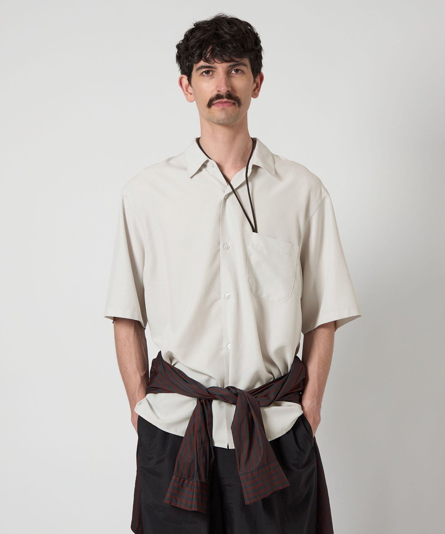 【ビューティ&ユース ユナイテッドアローズ/BEAUTY&YOUTH / UNITED ARROWS / MEN】のSteven Alan ドレープ レギュラーカラー ショートスリーブ シャツ STANDARD LOOSE BOX インテリア・キッズ・メンズ・レディースファッション・服の通販 founy(ファニー) 　ファッション　Fashion　メンズファッション　Fashion for Men　おすすめ　Recommended / Our Picks　ショート　Short, Short Length　スリット　Slit, Slit Detail　スリーブ　Sleeve, Long Sleeve / Short Sleeve　ドレープ　Drape, Draping Fabric　バランス　Balance, Style Balance　ボックス　Boxy, Box Shape　ルーズ　Loose, Oversized　レギュラー　Regular, Standard Fit　ヴィンテージ　Vintage Style　エレガント 上品　Elegant　夏　Summer　羽織　Haori, Light Jacket　LT.GRAY|ID: prp329100004566482 ipo3291000000033108659