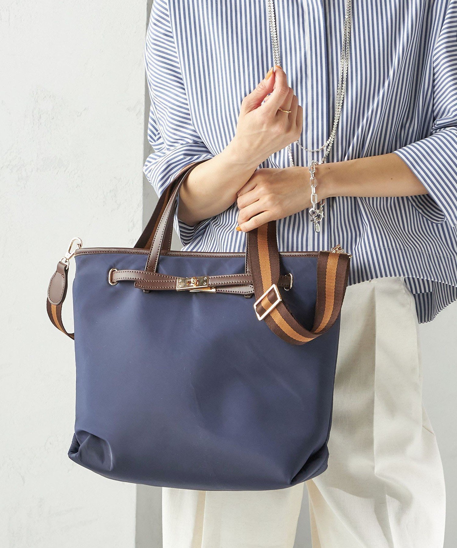 【シップス フォー ウィメン/SHIPS】の【WEB限定】ライン テープ ショルダー付き A4 トート インテリア・キッズ・メンズ・レディースファッション・服の通販 founy(ファニー) 　ファッション　Fashion　レディースファッション　WOMEN　バッグ　Bag　2025年　2025　2025春夏・S/S　Ss,Spring/Summer,2025　おすすめ　Recommend　ショルダー　Shoulder　フロント　Front　モチーフ　Motif　エレガント 上品　Elegant　旅行　Travel　ビジネス 仕事 通勤　Business　ネイビー|ID: prp329100004567181 ipo3291000000032302086