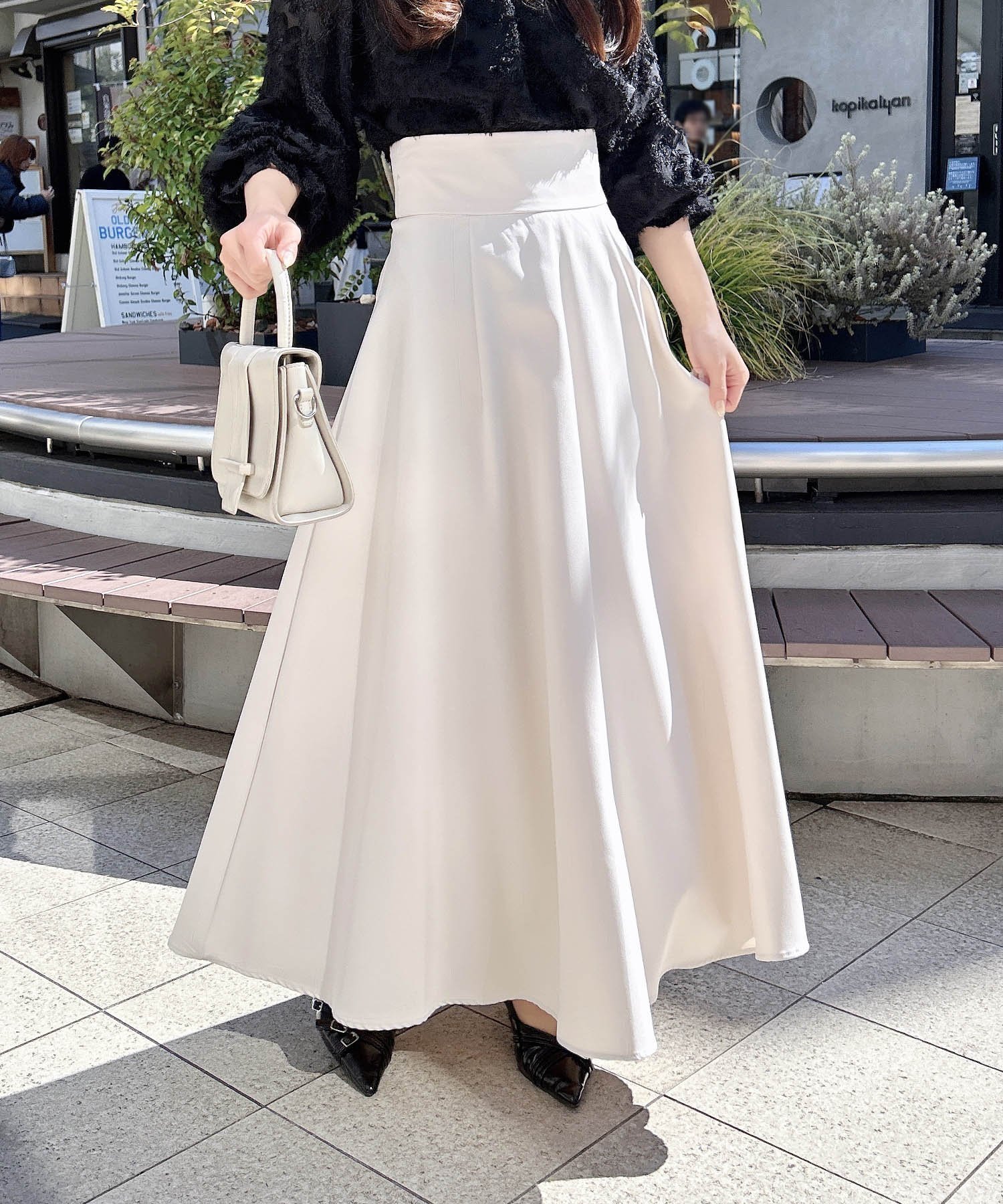 【イング/INGNI】の【WEB限定】バックレースアップフレアスカート インテリア・キッズ・メンズ・レディースファッション・服の通販 founy(ファニー) 　ファッション　Fashion　レディースファッション　WOMEN　スカート　Skirt　Aライン/フレアスカート　Flared A-Line Skirts　シンプル　Simple　ジップ　Zip　スマホ　Smartphone　フィット　Fit　フレア　Flare　レース　Race　ロング　Long　無地　Plain Color　ライトベージュ|ID: prp329100004567320 ipo3291000000032303977