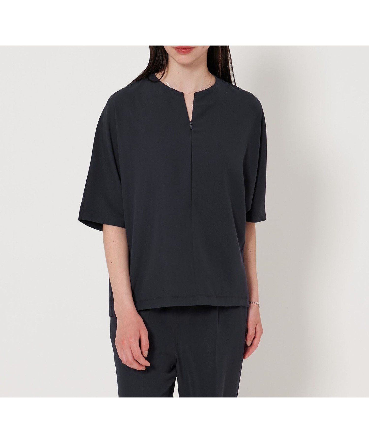 【ユナイテッドアローズ/UNITED ARROWS】のD.O UNITED ARROWS BY DAISUKE OBANA for WOMEN II+ ZIP CREW TEE/Tシャツ インテリア・キッズ・メンズ・レディースファッション・服の通販 founy(ファニー) 　ファッション　Fashion　レディースファッション　Fashion for Women　トップス・カットソー　Cut & Sew Tops　シャツ・ブラウス・オフィスカジュアル　Elegant Blouses & Button-Ups　ロングTシャツ・Tシャツ　Longline T-Shirts & Tees　インナー　Innerwear　エレガント 上品　Elegant　コレクション　Collection, Seasonal Line　サテン　Satin, Glossy Fabric　ジャケット　Jacket, Outerwear　セットアップ　Set-Up, Coordinated Outfit　ドレープ　Drape, Draping Fabric　定番　Standard, Basic Item　フラット　Flat, Flat Shoes　ラウンド　Round, Round Neck　ワイド　Wide, Wide Fit　おすすめ　Recommended / Our Picks　NAVY|ID: prp329100004567372 ipo3291000000032712499