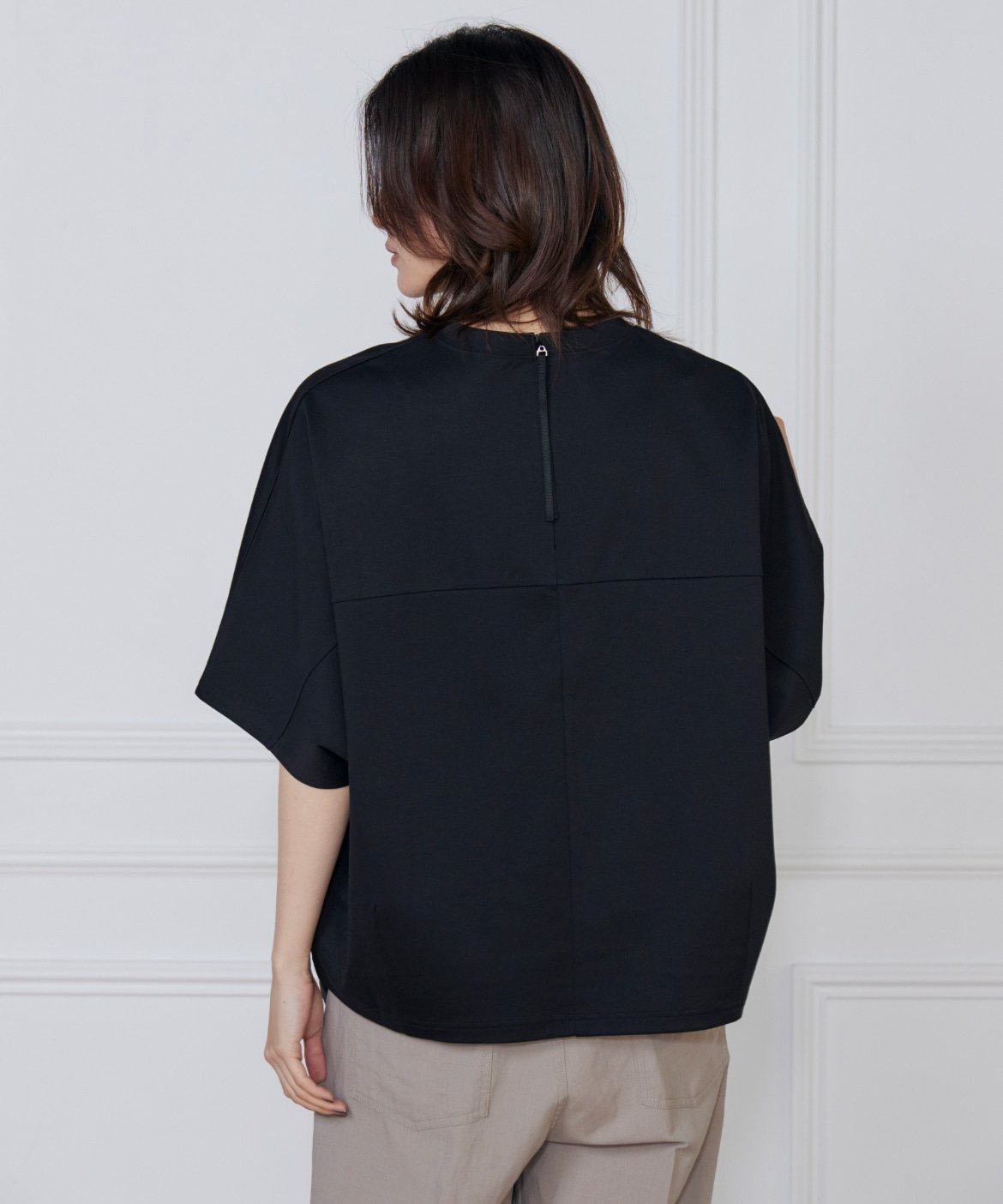 【イッツインターナショナル/I.T.'S. international】のバックジップTシャツ インテリア・キッズ・メンズ・レディースファッション・服の通販 founy(ファニー) 　ファッション　Fashion　レディースファッション　WOMEN　トップス・カットソー　Tops/Tshirt　シャツ/ブラウス　Shirts/Blouses　ロング / Tシャツ　T-Shirts　バッグ　Bag　クロップド　Cropped　コンパクト　Compact　シンプル　Simple　スマート　Smart　バランス　Balance　ヘムライン　Hemline　ボトム　Bottom　リラックス　Relax　エレガント 上品　Elegant　ブラック|ID: prp329100004567484 ipo3291000000032305755