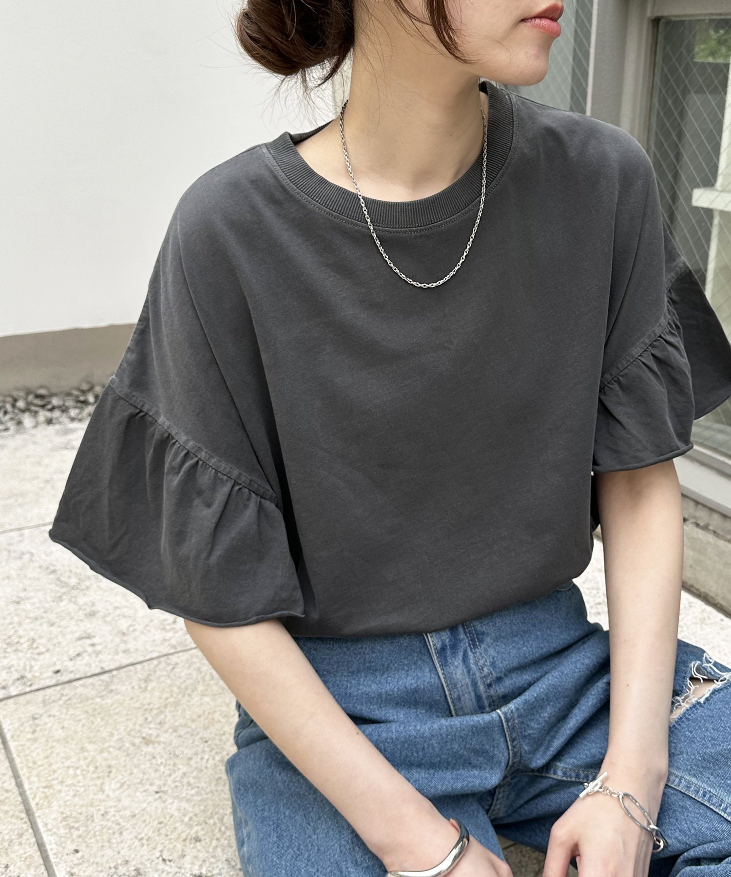 【ディスコート/Discoat】のピグメントフリルTシャツ インテリア・キッズ・メンズ・レディースファッション・服の通販 founy(ファニー) 　ファッション　Fashion　レディースファッション　WOMEN　トップス・カットソー　Tops/Tshirt　シャツ/ブラウス　Shirts/Blouses　ロング / Tシャツ　T-Shirts　シンプル　Simple　フリル　Frills　リラックス　Relax　チャコールグレー|ID: prp329100004567629 ipo3291000000032307309