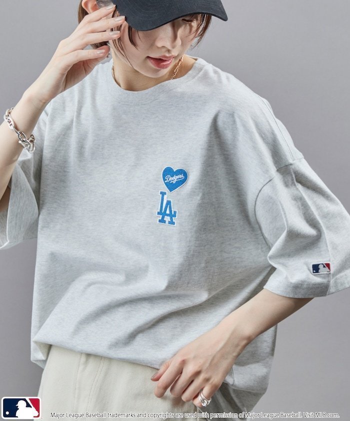 【フリークスストア/FREAK'S STORE】の別注 MLB ハートロゴ刺繍Tシャツ/ユニセックス【限定展開】 25SS インテリア・キッズ・メンズ・レディースファッション・服の通販 founy(ファニー) 　ファッション　Fashion　レディースファッション　Fashion for Women　トップス・カットソー　Cut & Sew Tops　シャツ・ブラウス・オフィスカジュアル　Elegant Blouses & Button-Ups　ロングTシャツ・Tシャツ　Longline T-Shirts & Tees　2025年　2025　2025春夏・S/S　Spring/Summer 2025 SS25　シンプル　Simple, Minimal　フロント　Front, Front Design　ワンポイント　One Point, Statement Accent　別注　Limited Edition, Custom Order　夏　Summer　S/S・春夏　SS, Spring/Summer, Warm Season　ライトグレー|ID: prp329100004568024 ipo3291000000032986863