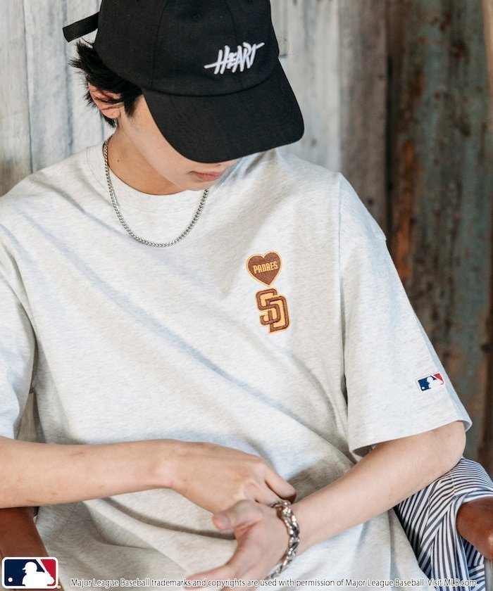 【フリークスストア/FREAK'S STORE】の別注 MLB ハートロゴ刺繍Tシャツ/ユニセックス【限定展開】 25SS インテリア・キッズ・メンズ・レディースファッション・服の通販 founy(ファニー) 　ファッション　Fashion　レディースファッション　Fashion for Women　トップス・カットソー　Cut & Sew Tops　シャツ・ブラウス・オフィスカジュアル　Elegant Blouses & Button-Ups　ロングTシャツ・Tシャツ　Longline T-Shirts & Tees　2025年　2025　2025春夏・S/S　Spring/Summer 2025 SS25　シンプル　Simple, Minimal　フロント　Front, Front Design　ワンポイント　One Point, Statement Accent　別注　Limited Edition, Custom Order　夏　Summer　S/S・春夏　SS, Spring/Summer, Warm Season　グレー|ID: prp329100004568024 ipo3291000000032986864