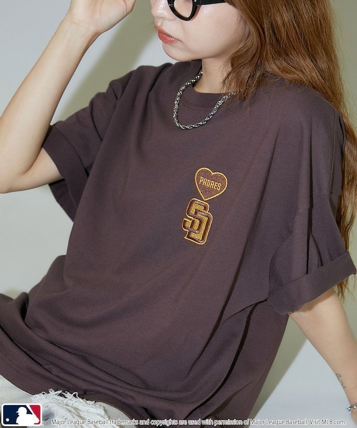 【フリークスストア/FREAK'S STORE】の別注 MLB ハートロゴ刺繍Tシャツ/ユニセックス【限定展開】 25SS インテリア・キッズ・メンズ・レディースファッション・服の通販 founy(ファニー) 　ファッション　Fashion　レディースファッション　Fashion for Women　トップス・カットソー　Cut & Sew Tops　シャツ・ブラウス・オフィスカジュアル　Elegant Blouses & Button-Ups　ロングTシャツ・Tシャツ　Longline T-Shirts & Tees　2025年　2025　2025春夏・S/S　Spring/Summer 2025 SS25　シンプル　Simple, Minimal　フロント　Front, Front Design　ワンポイント　One Point, Statement Accent　別注　Limited Edition, Custom Order　夏　Summer　S/S・春夏　SS, Spring/Summer, Warm Season　ブラウン|ID: prp329100004568024 ipo3291000000032986866