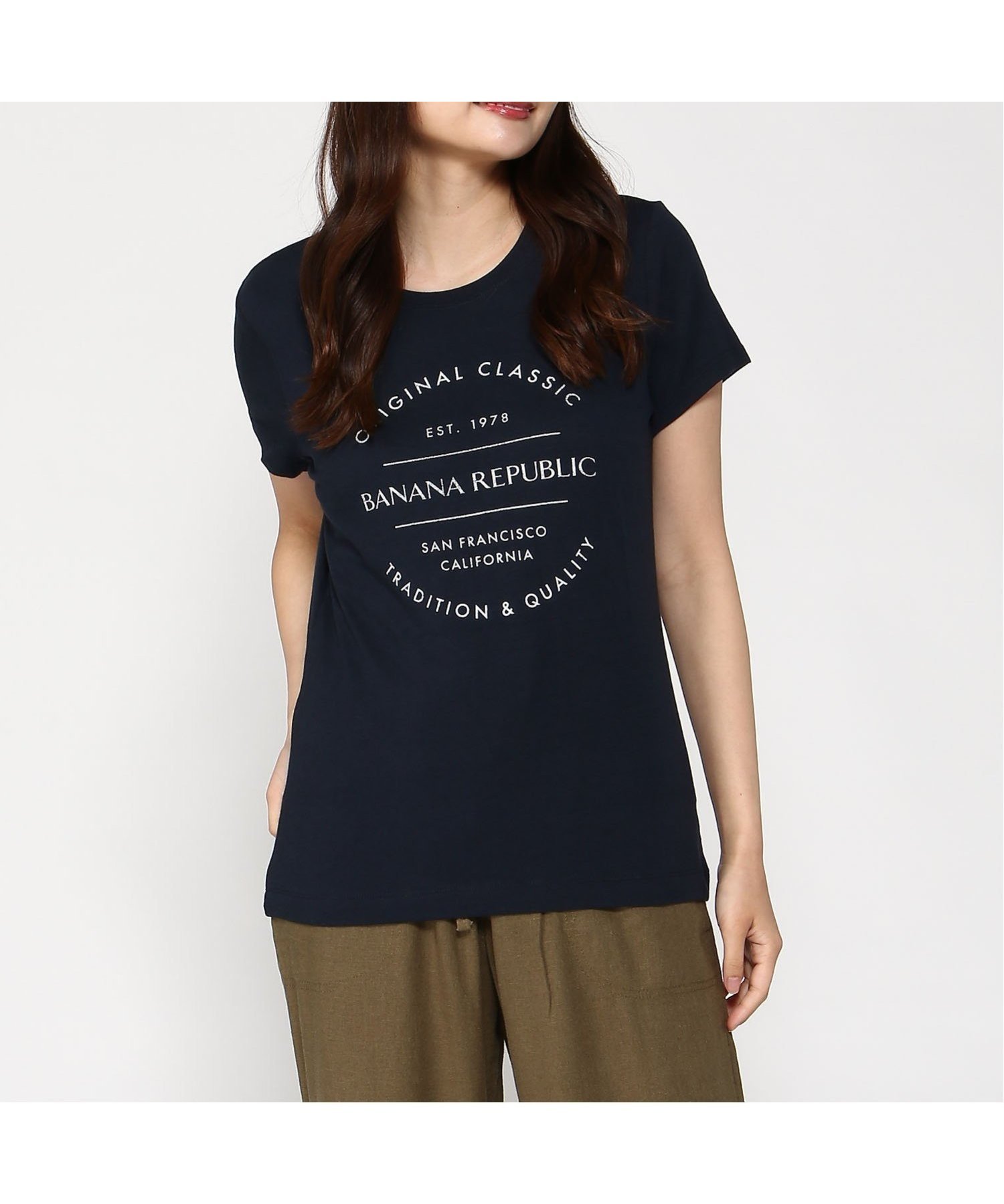 【バナナリパブリック ファクトリーストア/BANANA REPUBLIC FACTORY STORE】のBANANA REPUBLIC FACTORY STORE クラシック ロゴTシャツ インテリア・キッズ・メンズ・レディースファッション・服の通販 founy(ファニー) 　ファッション　Fashion　レディースファッション　WOMEN　トップス・カットソー　Tops/Tshirt　シャツ/ブラウス　Shirts/Blouses　ロング / Tシャツ　T-Shirts　カーディガン　Cardigan　クラシック　Classic　ショート　Short　ジャケット　Jacket　スリーブ　Sleeve　フロント　Front　PREPPY_NAVY|ID: prp329100004568106 ipo3291000000032314588