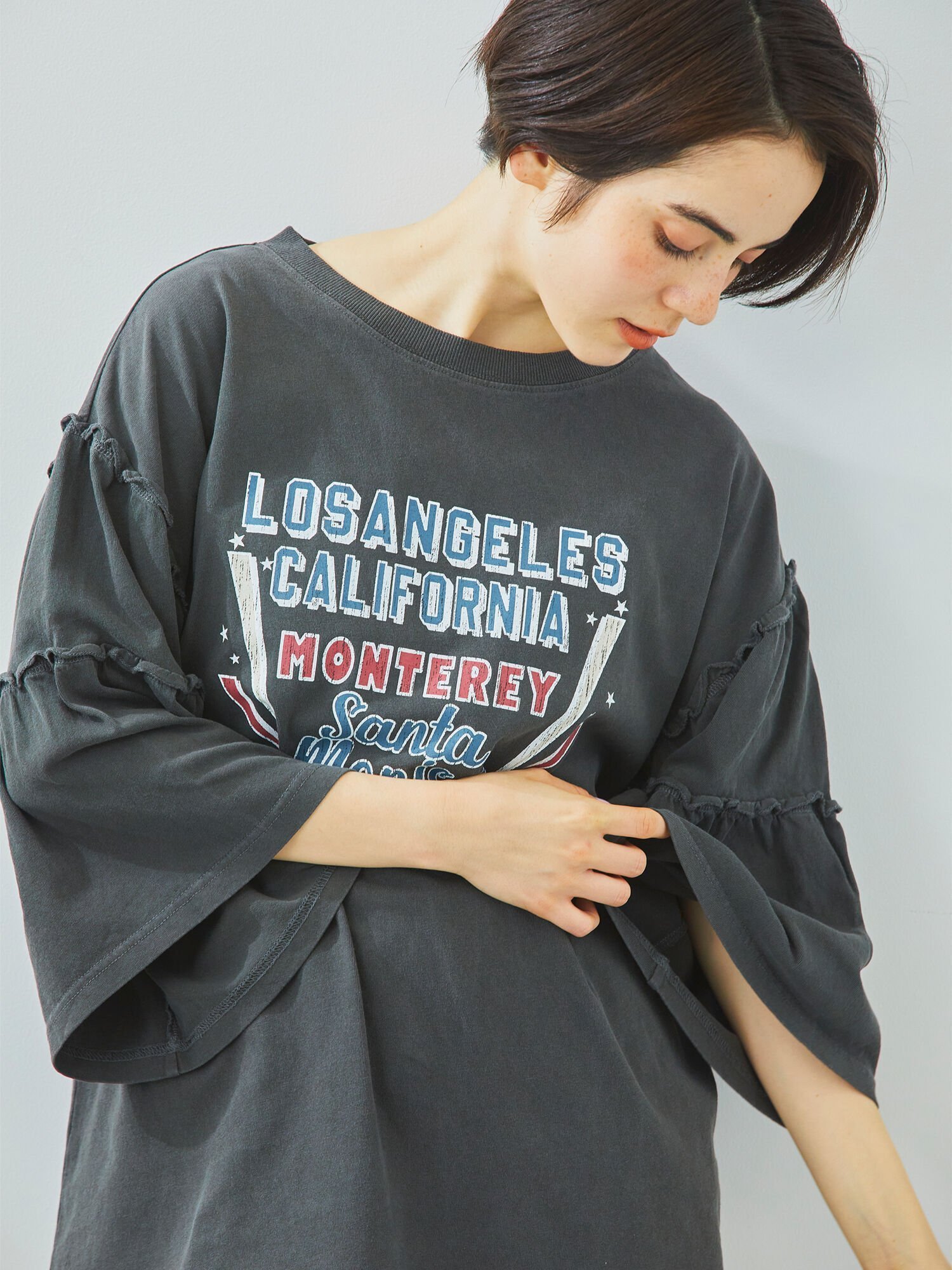 【サマンサモスモス/Samansa Mos2】のピグメント加工ギャザーティアードスリーブTシャツ インテリア・キッズ・メンズ・レディースファッション・服の通販 founy(ファニー) 　ファッション　Fashion　レディースファッション　WOMEN　トップス・カットソー　Tops/Tshirt　シャツ/ブラウス　Shirts/Blouses　ロング / Tシャツ　T-Shirts　ギャザー　Gather　プリント　Print　ヴィンテージ　Vintage　チャコールグレー|ID: prp329100004568496 ipo3291000000032319339