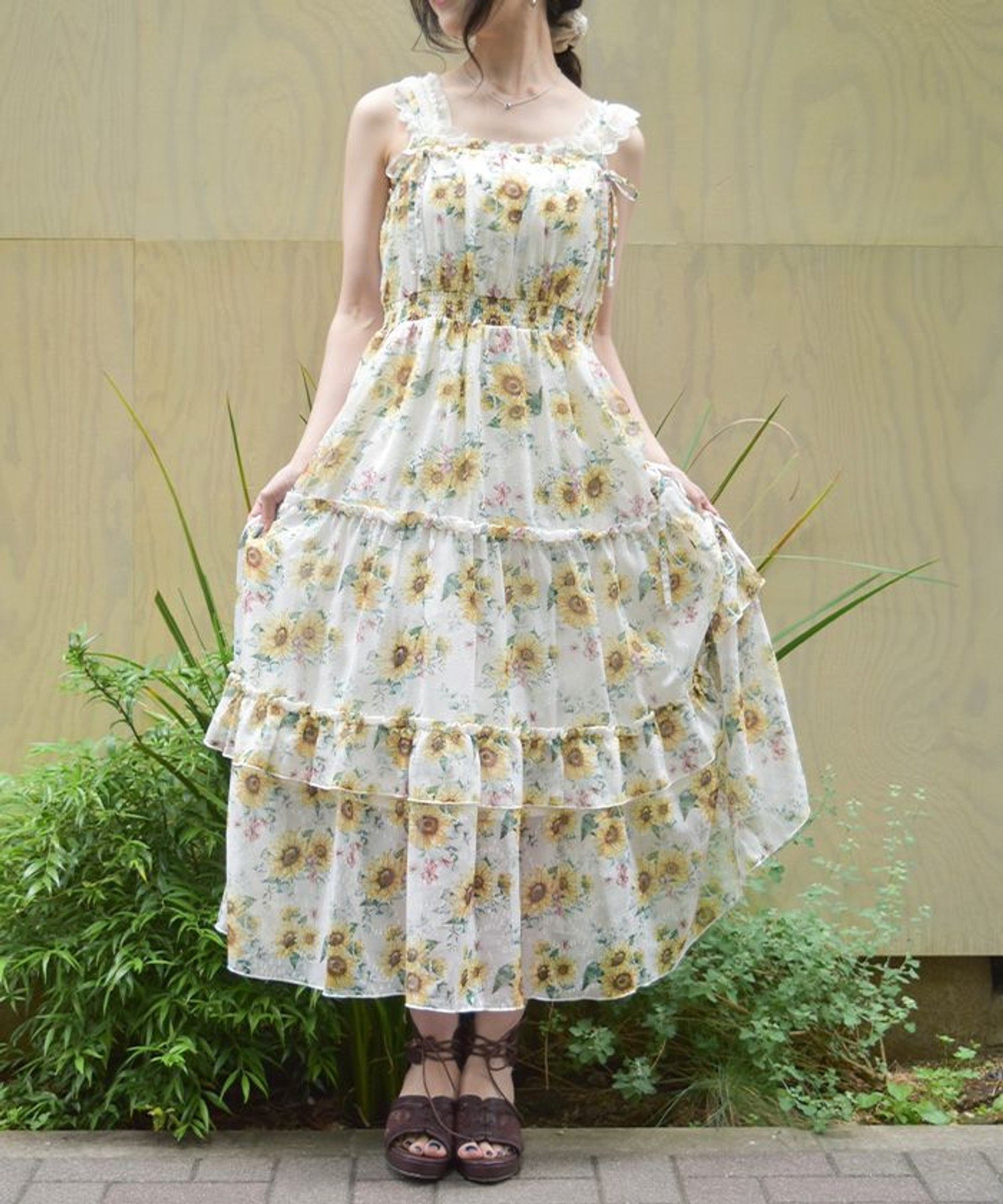 【アクシーズファム/axes femme】のひまわり柄キャミワンピース インテリア・キッズ・メンズ・レディースファッション・服の通販 founy(ファニー) 　ファッション　Fashion　レディースファッション　WOMEN　ワンピース　Dress　キャミワンピース　No Sleeve Dresses　おすすめ　Recommend　カーディガン　Cardigan　ガウン　Gown　キャミワンピース　Cami Dress　シンプル　Simple　フェミニン　Feminine　プリント　Print　夏　Summer　白|ID: prp329100004568892 ipo3291000000032323839