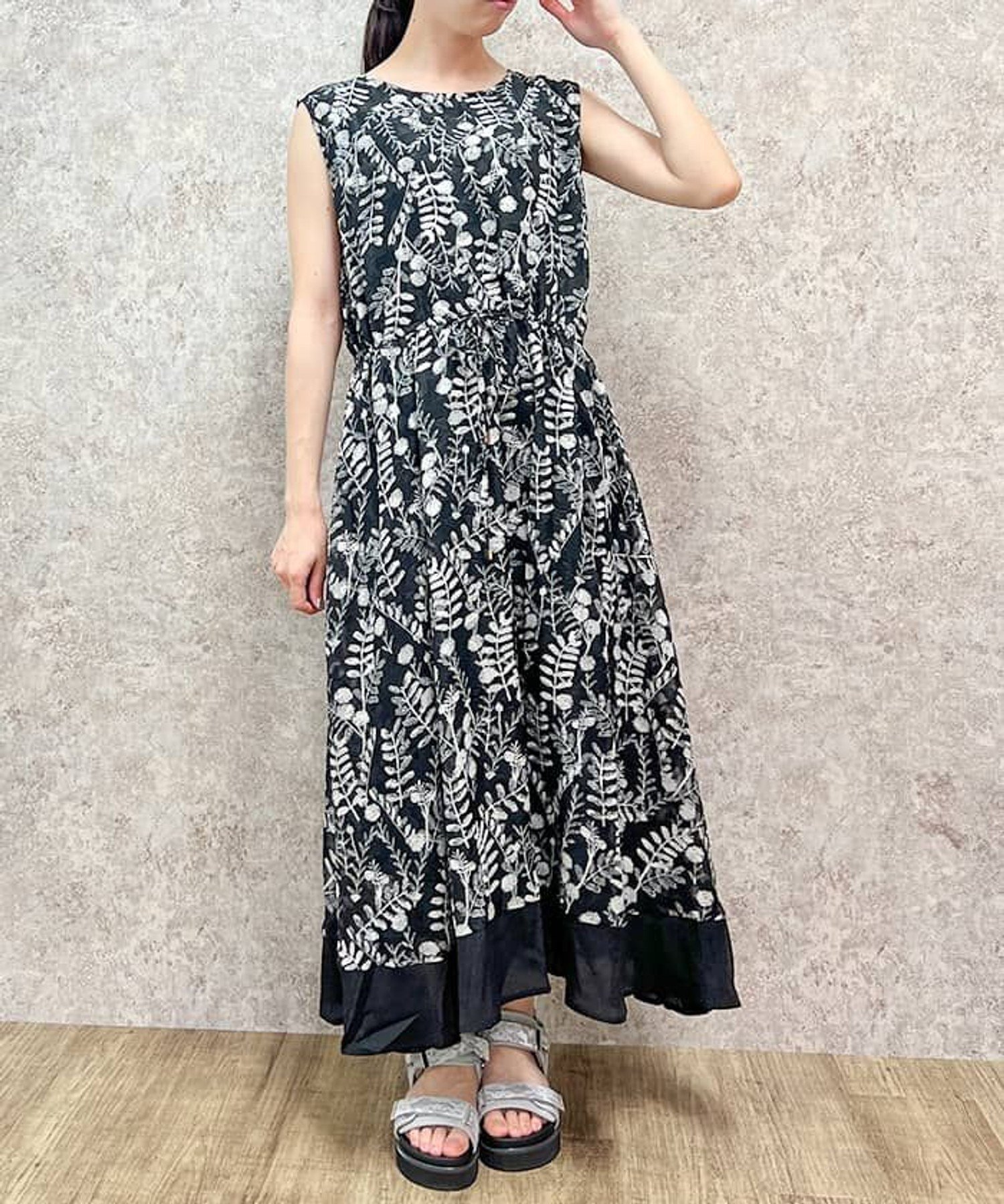 【アクシーズファム/axes femme】の花柄裾配色ワンピース インテリア・キッズ・メンズ・レディースファッション・服の通販 founy(ファニー) 　ファッション　Fashion　レディースファッション　WOMEN　ワンピース　Dress　カーディガン　Cardigan　ギャザー　Gather　サンダル　Sandals　シューズ　Shoes　ジャケット　Jacket　デニム　Denim　バレエ　Ballet　フリル　Frills　ヘムライン　Hemline　モノトーン　Monotone　リーフ　Leaf　エレガント 上品　Elegant　黒|ID: prp329100004568915 ipo3291000000032323992