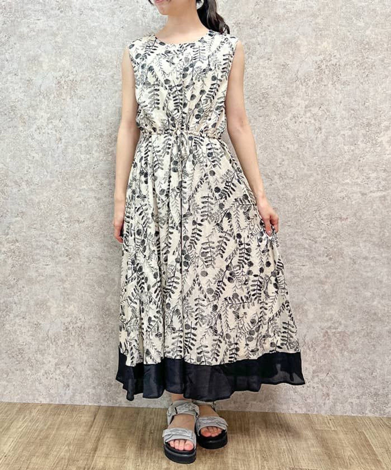 【アクシーズファム/axes femme】の花柄裾配色ワンピース インテリア・キッズ・メンズ・レディースファッション・服の通販 founy(ファニー) 　ファッション　Fashion　レディースファッション　WOMEN　ワンピース　Dress　カーディガン　Cardigan　ギャザー　Gather　サンダル　Sandals　シューズ　Shoes　ジャケット　Jacket　デニム　Denim　バレエ　Ballet　フリル　Frills　ヘムライン　Hemline　モノトーン　Monotone　リーフ　Leaf　エレガント 上品　Elegant　生成り|ID: prp329100004568915 ipo3291000000032323993