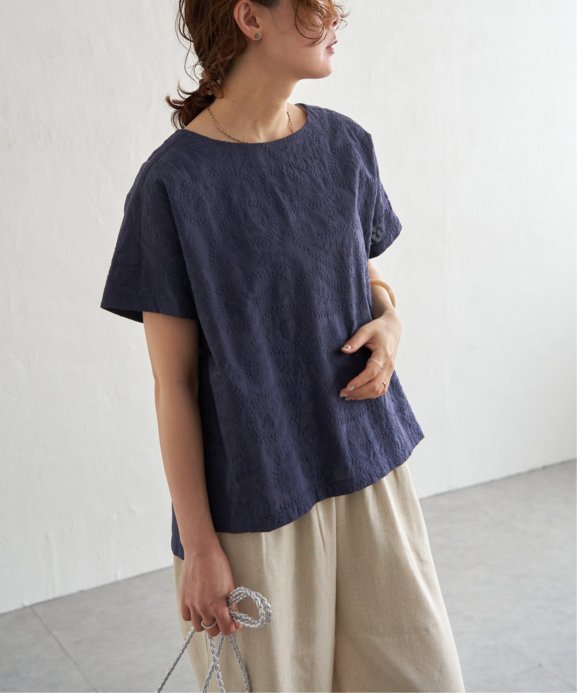 【エルビーシー/LBC】のペイズリー刺繍ブラウス インテリア・キッズ・メンズ・レディースファッション・服の通販 founy(ファニー) 　ファッション　Fashion　レディースファッション　Fashion for Women　トップス・カットソー　Cut & Sew Tops　シャツ・ブラウス・オフィスカジュアル　Elegant Blouses & Button-Ups　バランス　Balance, Style Balance　ペイズリー　Paisley, Ethnic Pattern　ボトム　Bottoms, Lower Wear　エレガント 上品　Elegant　人気　Popular, Best Seller　半袖　Short Sleeve, Half Sleeve　夏　Summer　定番　Standard, Basic Item　無地　Plain, Solid Color　ネイビーブルー|ID: prp329100004569108 ipo3291000000033200603