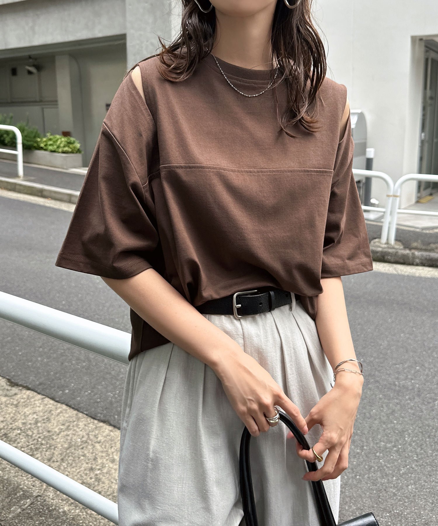 【その他のブランド/Other】の汗染み防止 カットアウト デザイン Tシャツ インテリア・キッズ・メンズ・レディースファッション・服の通販 founy(ファニー) 　ファッション　Fashion　レディースファッション　Fashion for Women　トップス・カットソー　Cut & Sew Tops　シャツ・ブラウス・オフィスカジュアル　Elegant Blouses & Button-Ups　ロングTシャツ・Tシャツ　Longline T-Shirts & Tees　おすすめ　Recommended / Our Picks　ショルダー　Shoulder, Shoulder Strap　ショート　Short, Short Length　スリット　Slit, Slit Detail　トレンド　Trend, Trending Now　ドロップ　Drop Shoulder, Dropped Style　バランス　Balance, Style Balance　楽ちん　Easy Fit, Comfortable　ブラウン|ID: prp329100004569214 ipo3291000000032626186