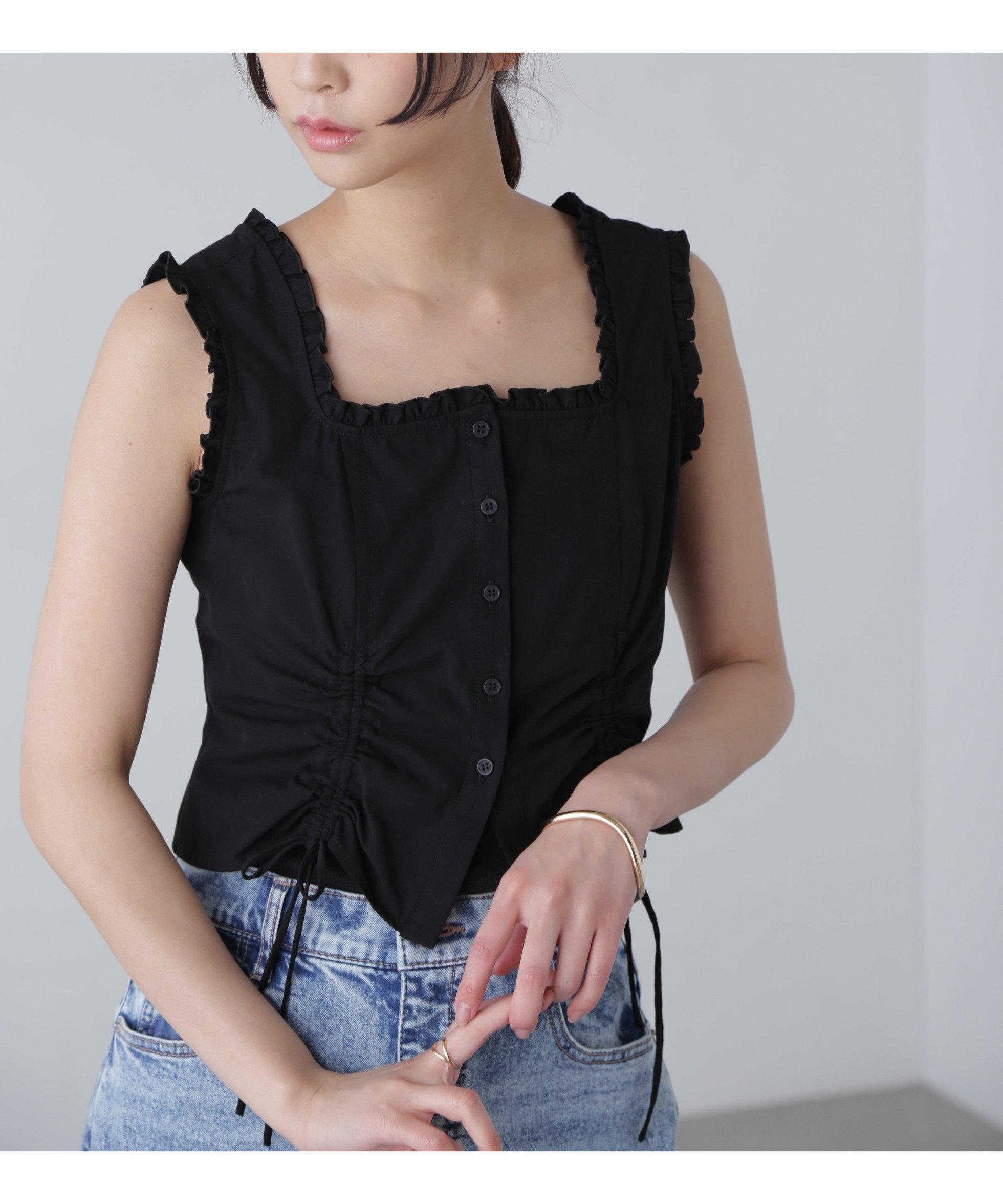 【フリーズマート/FREE'S MART】のドロストノースリーブブラウス インテリア・キッズ・メンズ・レディースファッション・服の通販 founy(ファニー) 　ファッション　Fashion　レディースファッション　WOMEN　トップス・カットソー　Tops/Tshirt　キャミソール / ノースリーブ　No Sleeves　シャツ/ブラウス　Shirts/Blouses　ギャザー　Gather　シャーリング　Shirring　スクエア　Square　デコルテ　Decolletage　デニム　Denim　フィット　Fit　フリル　Frills　フロント　Front　リボン　Ribbon　ワイド　Wide　ブラック|ID: prp329100004569739 ipo3291000000032331461
