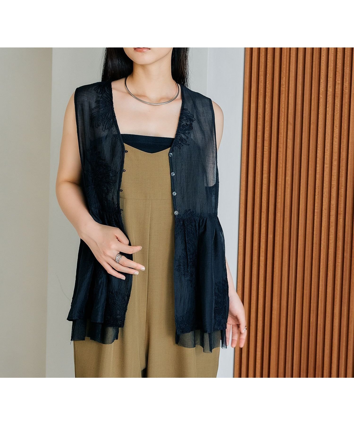 【レプシィム ローリーズファーム/LEPSIM LOWRYS FARM】のシアー刺繍アソートノースリブラウス 人気、トレンドファッション・服の通販 founy(ファニー) 　ファッション　Fashion　レディースファッション　Ladies' Fashion Online　トップス・カットソー　Tops/Tshirt　シャツ/ブラウス　Shirts/Blouses　おすすめ　Recommend　インナー　Inner　シアー　Sheer　シンプル　Simple　スラックス　Slacks　デニム　Denim　トレンド　Trend　夏　Summer　 other-1|ID: prp329100004569811 ipo3291000000032419220