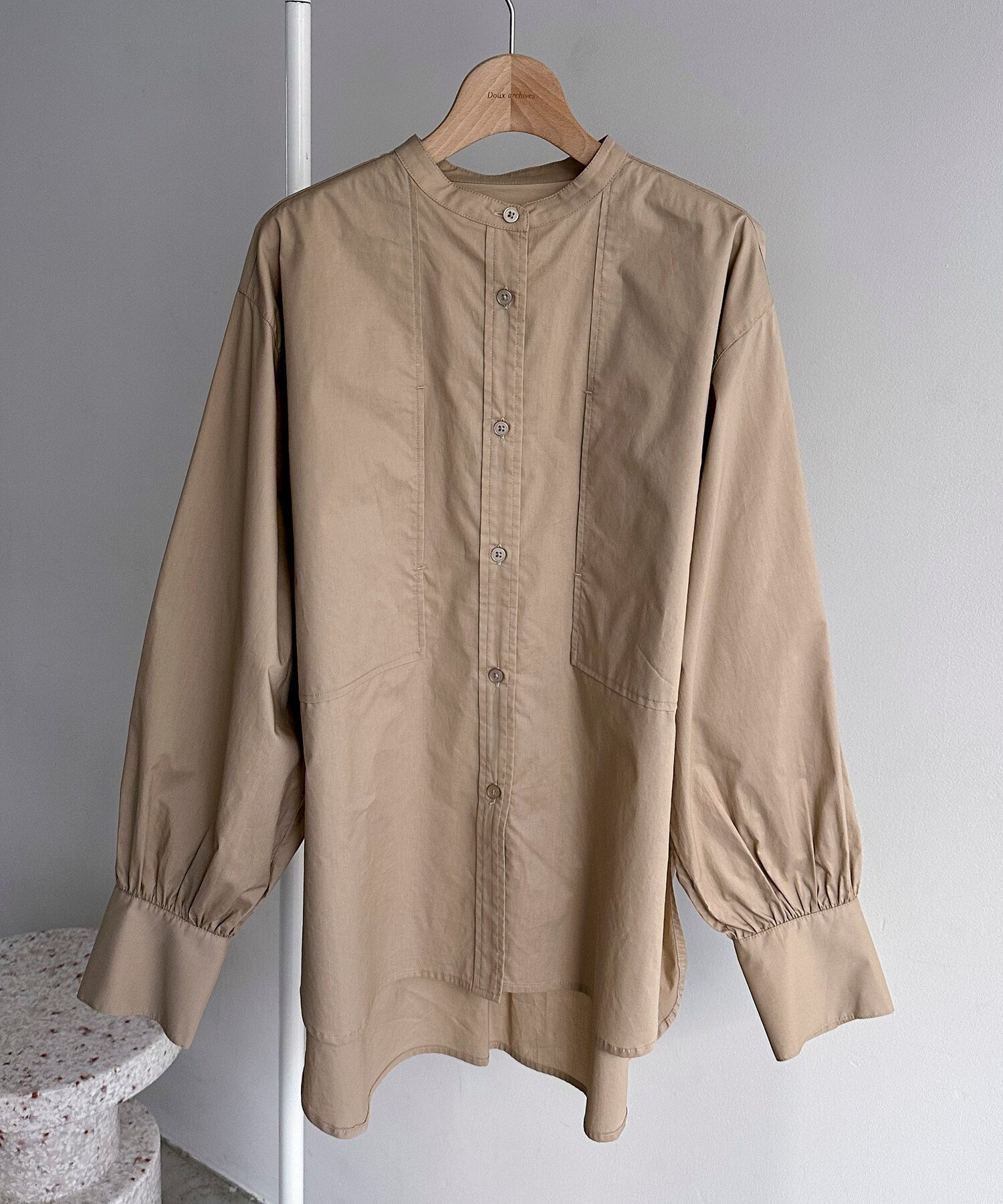 【ドゥ アルシーヴ/Doux archives】のタイプライターバンドカラーシャツ インテリア・キッズ・メンズ・レディースファッション・服の通販 founy(ファニー) 　ファッション　Fashion　レディースファッション　WOMEN　トップス・カットソー　Tops/Tshirt　シャツ/ブラウス　Shirts/Blouses　おすすめ　Recommend　インナー　Inner　カフス　Cuffs　スウェット　Sweat　ポケット　Pocket　GREIGE|ID: prp329100004569933 ipo3291000000032333576