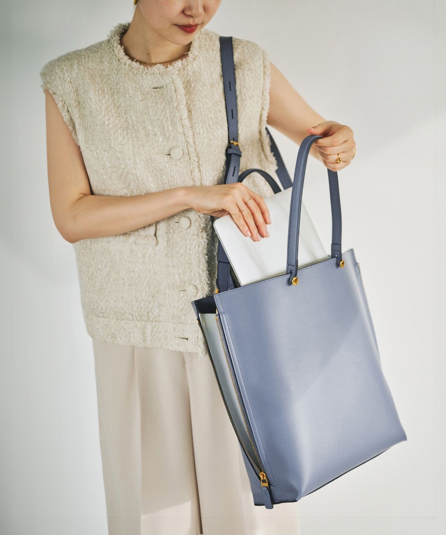 【ロペ/ROPE'】の【E POR】Y BAG Large【通勤】【A4対応】【25AW】 インテリア・キッズ・メンズ・レディースファッション・服の通販 founy(ファニー) 　ファッション　Fashion　レディースファッション　Fashion for Women　秋　Autumn　サイドジップ　Side Zip, Side Zipper　ショルダー　Shoulder, Shoulder Strap　スタイリッシュ　Stylish, Fashionable　スリム　Slim, Slim Fit　スーツ　Suit, Formalwear　ポケット　Pocket, Pocket Detail　ラップ　Wrap, Wrap Design　A/W・秋冬　Autumn/Winter　おすすめ　Recommended / Our Picks　ビジネス 仕事 通勤　Business / Work / Commuting　2025年　2025　2025-2026秋冬・A/W　Autumn/Winter 2025–26 AW25–26　ブルー系(45)|ID: prp329100004570611 ipo3291000000033568798