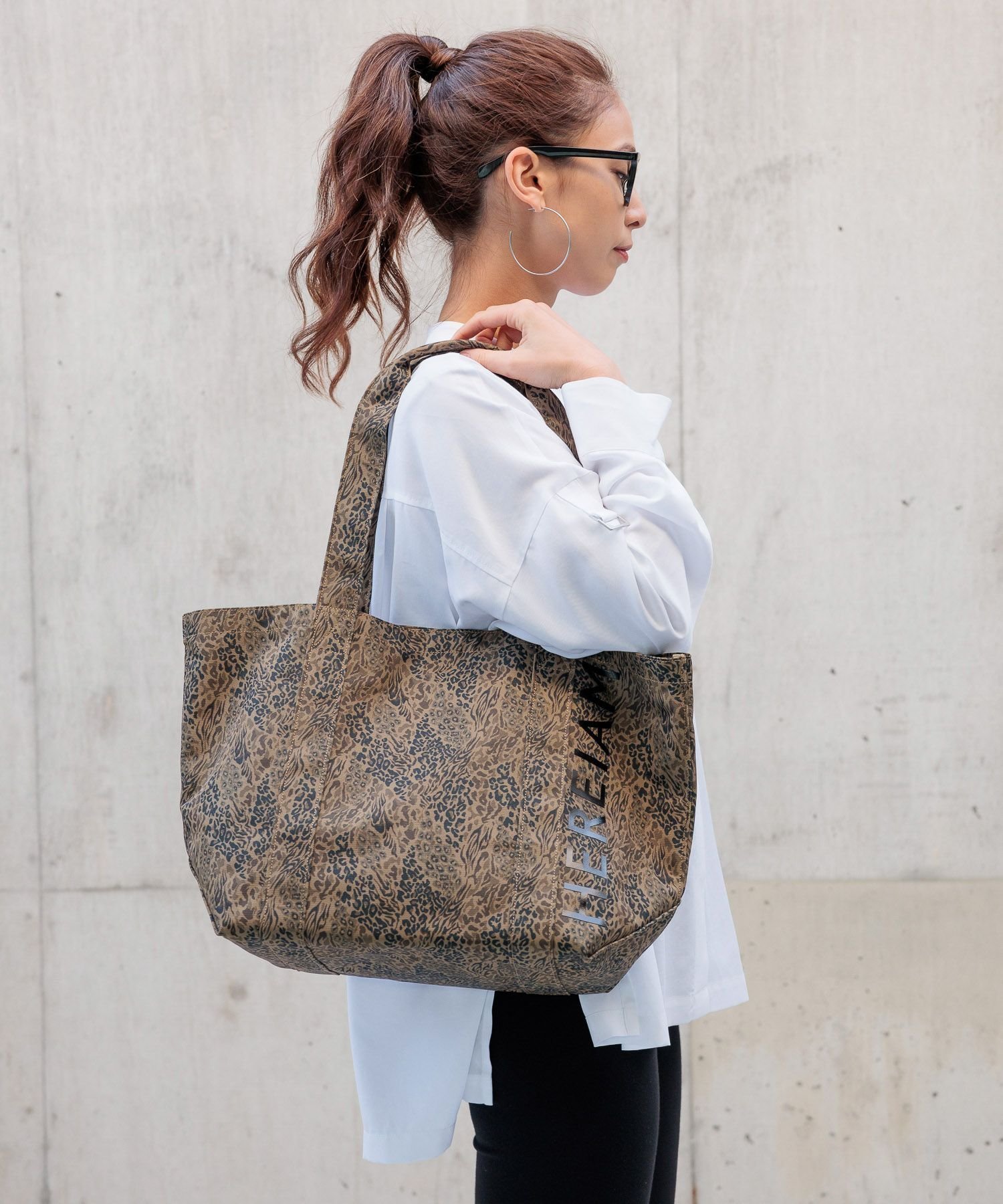 【ベイフロー/BAYFLOW】の【HEREIAM】撥水/WロゴマルチトートBAG インテリア・キッズ・メンズ・レディースファッション・服の通販 founy(ファニー) 　ファッション　Fashion　レディースファッション　WOMEN　バッグ　Bag　おすすめ　Recommend　インナー　Inner　キャンバス　Canvas　スマート　Smart　プリント　Print　ポーチ　Pouch　メッシュ　Mesh　軽量　Lightweight　レオパード79|ID: prp329100004570654 ipo3291000000032339666