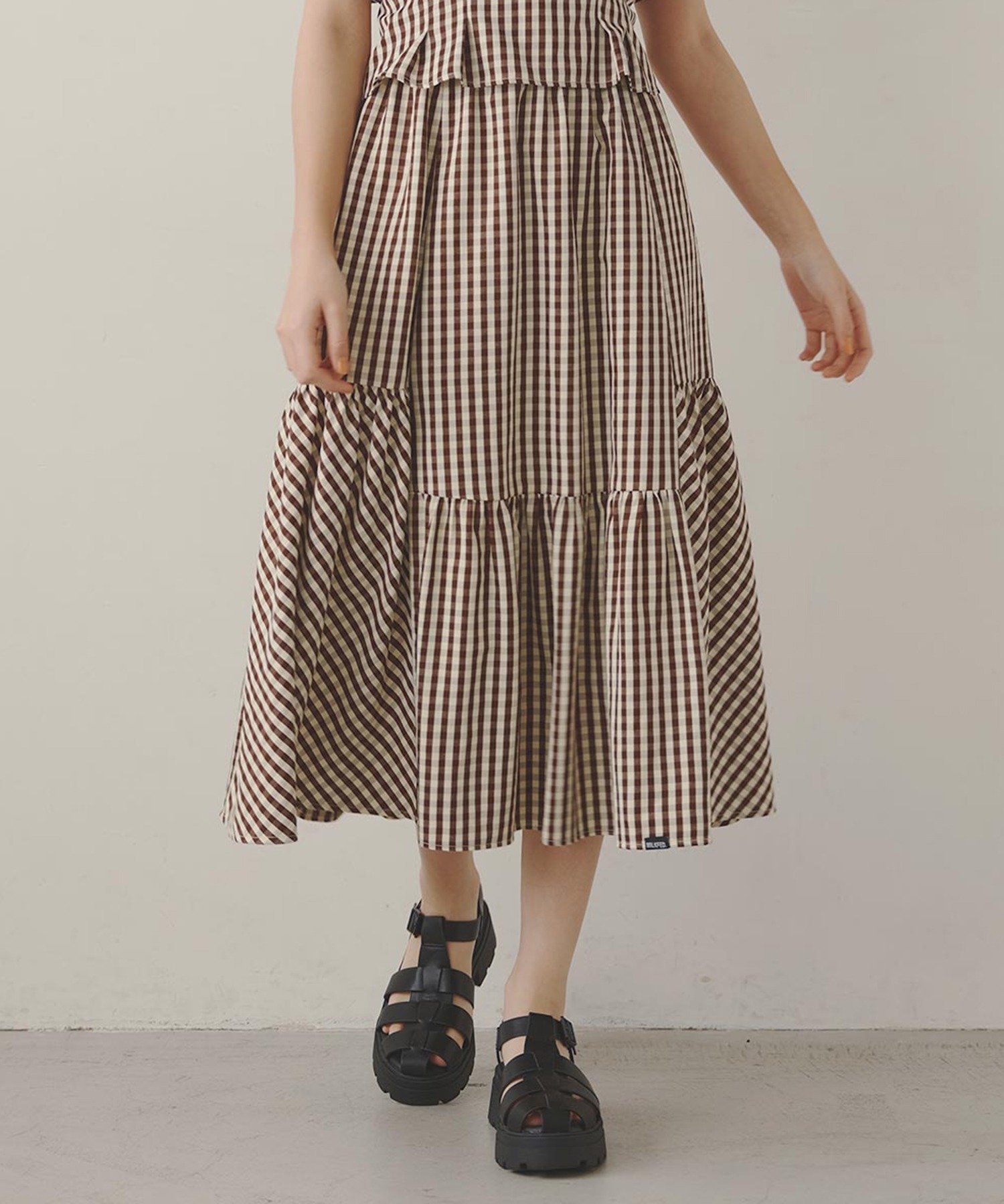 【ミルクフェド/MILKFED.】のGINGHAM TIERED SKIR インテリア・キッズ・メンズ・レディースファッション・服の通販 founy(ファニー) 　ファッション　Fashion　レディースファッション　WOMEN　ガーリー　Girly　キャップ　Cap　ギンガム　Gingham　コンパクト　Compact　シンプル　Simple　スニーカー　Sneakers　チェック　Check　ランダム　Random　ロング　Long　夏　Summer　BROWN|ID: prp329100004570786 ipo3291000000032340761