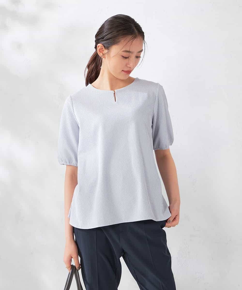 【アー ヴェー ヴェー/a.v.v】のチャームネックサッカートップス 人気、トレンドファッション・服の通販 founy(ファニー) 　ファッション　Fashion　レディースファッション　Fashion for Women　トップス・カットソー　Cut & Sew Tops　春　Spring　サッカー　Seersucker, Summer Fabric　シンプル　Simple, Minimal　スリーブ　Sleeve, Long Sleeve / Short Sleeve　チャーム　Charm, Pendant　デニム　Denim, Jeans Material　トレンド　Trend, Trending Now　人気　Popular, Best Seller　フェミニン　Feminine, Girly　ボトム　Bottoms, Lower Wear　ラウンド　Round, Round Neck　ワイド　Wide, Wide Fit　再入荷　Restock / Back in Stock　おすすめ　Recommended / Our Picks　夏　Summer　エレガント 上品　Elegant　 other-1|ID: prp329100004571027 ipo3291000000033893578
