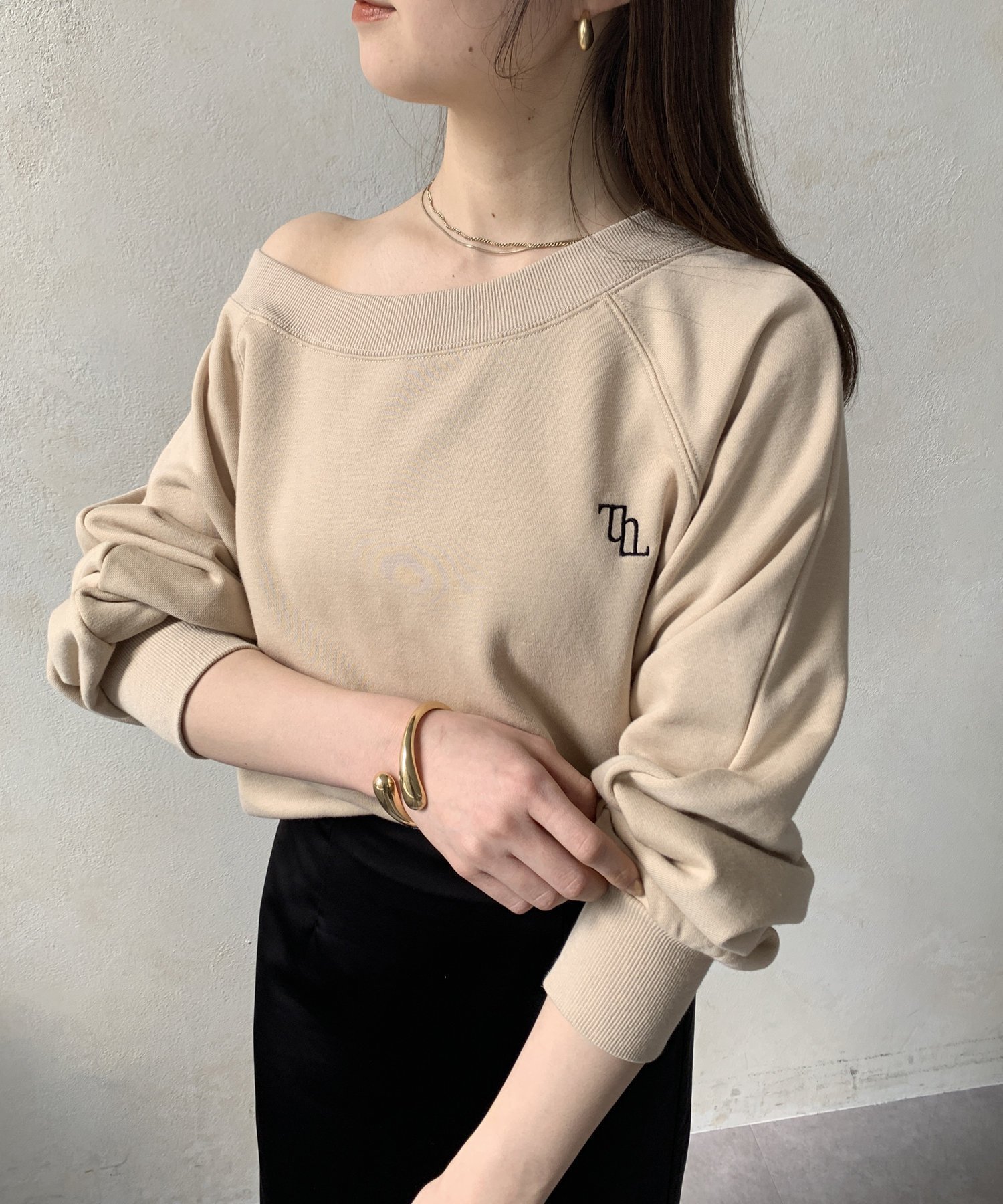 【ゼヴォン/Thevon】のボートネック刺繍ロゴプルオーバー インテリア・キッズ・メンズ・レディースファッション・服の通販 founy(ファニー) 　ファッション　Fashion　レディースファッション　WOMEN　トップス・カットソー　Tops/Tshirt　プルオーバー　Pullover　2024年　2024　2024-2025秋冬・A/W　Aw/Autumn/Winter/Fw/Fall/2024-2025　スウェット　Sweat　スラックス　Slacks　デニム　Denim　ワンショル　One Shoulder　ワンポイント　One Point　秋　Autumn/Fall　ベージュ|ID: prp329100004571163 ipo3291000000032344448
