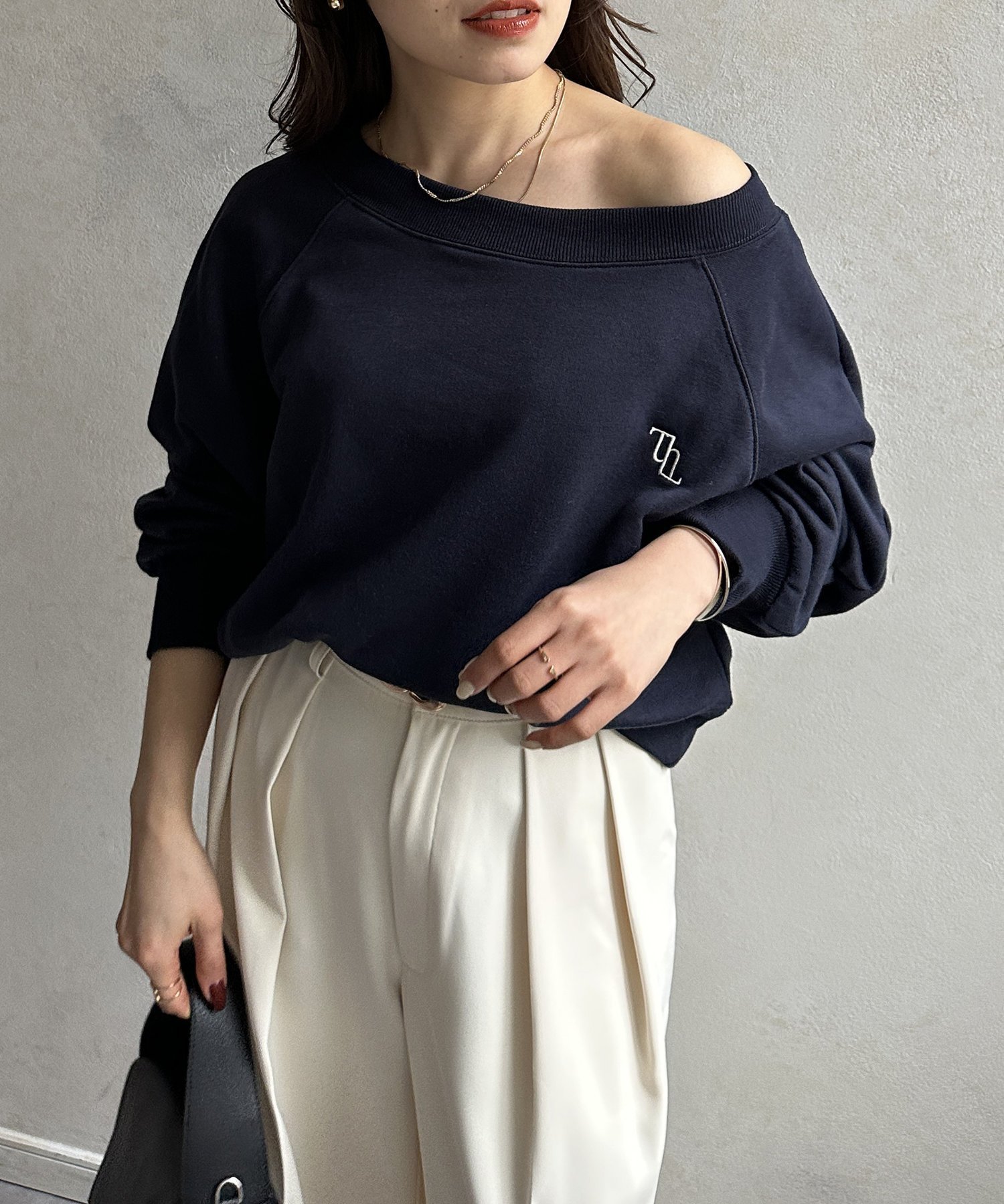【ゼヴォン/Thevon】のボートネック刺繍ロゴプルオーバー インテリア・キッズ・メンズ・レディースファッション・服の通販 founy(ファニー) 　ファッション　Fashion　レディースファッション　WOMEN　トップス・カットソー　Tops/Tshirt　プルオーバー　Pullover　2024年　2024　2024-2025秋冬・A/W　Aw/Autumn/Winter/Fw/Fall/2024-2025　スウェット　Sweat　スラックス　Slacks　デニム　Denim　ワンショル　One Shoulder　ワンポイント　One Point　秋　Autumn/Fall　ネイビー|ID: prp329100004571163 ipo3291000000032344450