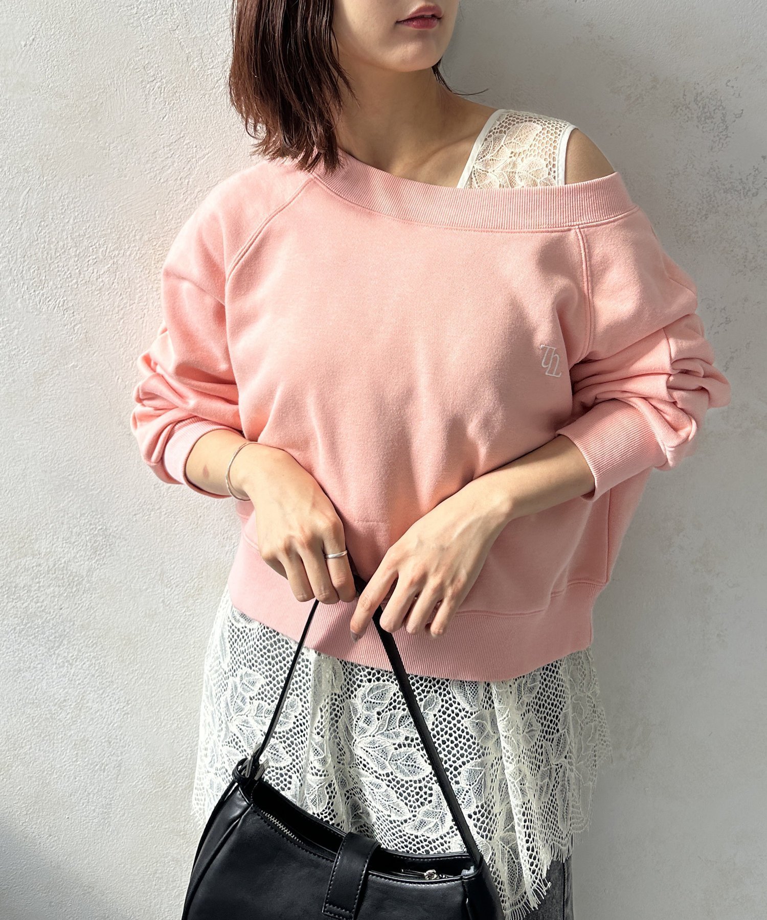 【ゼヴォン/Thevon】のボートネック刺繍ロゴプルオーバー インテリア・キッズ・メンズ・レディースファッション・服の通販 founy(ファニー) 　ファッション　Fashion　レディースファッション　WOMEN　トップス・カットソー　Tops/Tshirt　プルオーバー　Pullover　2024年　2024　2024-2025秋冬・A/W　Aw/Autumn/Winter/Fw/Fall/2024-2025　スウェット　Sweat　スラックス　Slacks　デニム　Denim　ワンショル　One Shoulder　ワンポイント　One Point　秋　Autumn/Fall　ピンク|ID: prp329100004571163 ipo3291000000032344452