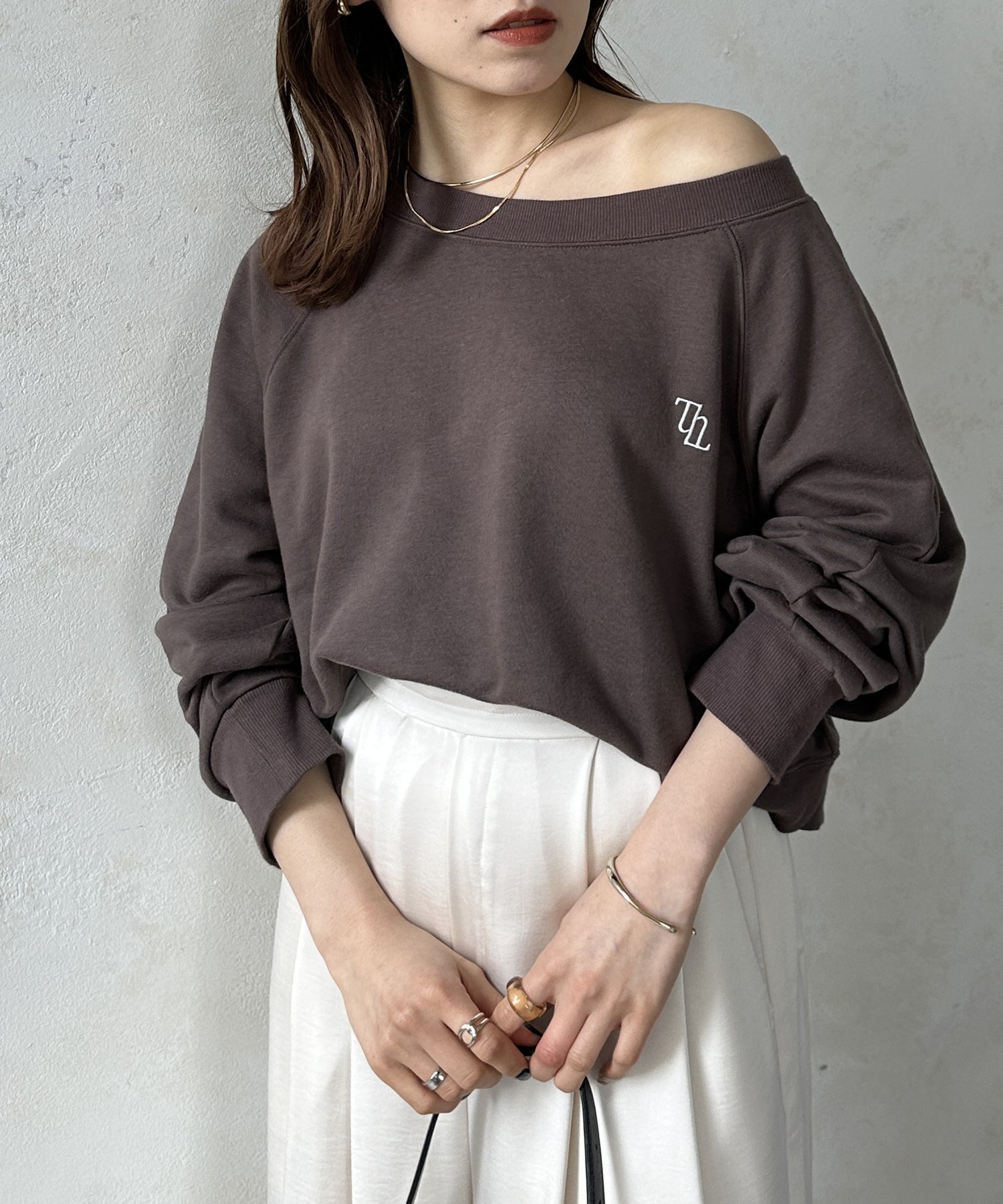 【ゼヴォン/Thevon】のボートネック刺繍ロゴプルオーバー インテリア・キッズ・メンズ・レディースファッション・服の通販 founy(ファニー) 　ファッション　Fashion　レディースファッション　WOMEN　トップス・カットソー　Tops/Tshirt　プルオーバー　Pullover　2024年　2024　2024-2025秋冬・A/W　Aw/Autumn/Winter/Fw/Fall/2024-2025　スウェット　Sweat　スラックス　Slacks　デニム　Denim　ワンショル　One Shoulder　ワンポイント　One Point　秋　Autumn/Fall　ブラウン|ID: prp329100004571163 ipo3291000000032344453