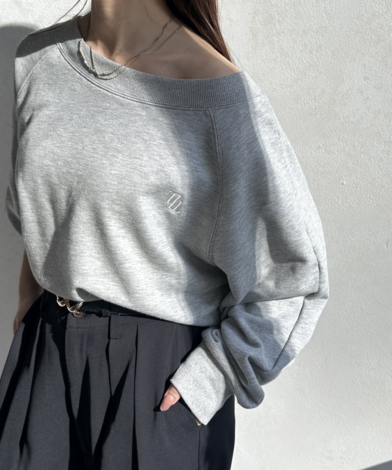 【ゼヴォン/Thevon】のボートネック刺繍ロゴプルオーバー インテリア・キッズ・メンズ・レディースファッション・服の通販 founy(ファニー) 　ファッション　Fashion　レディースファッション　WOMEN　トップス・カットソー　Tops/Tshirt　プルオーバー　Pullover　2024年　2024　2024-2025秋冬・A/W　Aw/Autumn/Winter/Fw/Fall/2024-2025　スウェット　Sweat　スラックス　Slacks　デニム　Denim　ワンショル　One Shoulder　ワンポイント　One Point　秋　Autumn/Fall　グレー|ID: prp329100004571163 ipo3291000000032344454