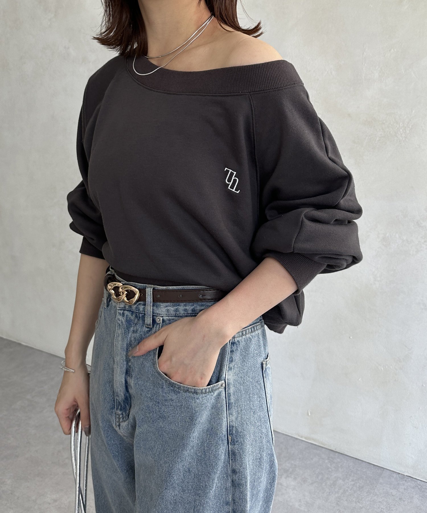 【ゼヴォン/Thevon】のボートネック刺繍ロゴプルオーバー インテリア・キッズ・メンズ・レディースファッション・服の通販 founy(ファニー) 　ファッション　Fashion　レディースファッション　WOMEN　トップス・カットソー　Tops/Tshirt　プルオーバー　Pullover　2024年　2024　2024-2025秋冬・A/W　Aw/Autumn/Winter/Fw/Fall/2024-2025　スウェット　Sweat　スラックス　Slacks　デニム　Denim　ワンショル　One Shoulder　ワンポイント　One Point　秋　Autumn/Fall　チャコールグレー|ID: prp329100004571163 ipo3291000000032344456