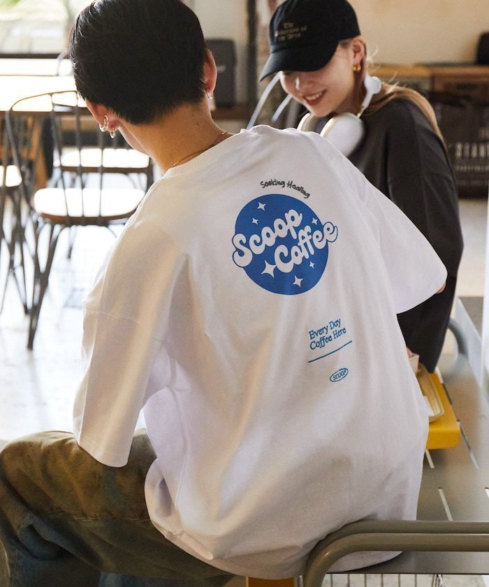 【フリークスストア/FREAK'S STORE】のScoop Coffee×FREAK S STORE 別注 ビッグシルエット バックプリント Tシャツ 【限定展開】 25SS インテリア・キッズ・メンズ・レディースファッション・服の通販 founy(ファニー) https://founy.com/ ファッション Fashion レディースファッション WOMEN トップス・カットソー Tops/Tshirt シャツ/ブラウス Shirts/Blouses ロング / Tシャツ T-Shirts バッグ Bag 2025年 2025 2025春夏・S/S Ss,Spring/Summer,2025 おすすめ Recommend インナー Inner カーゴパンツ Cargo Pants グラフィック Graphic コラボ Collaboration シンプル Simple デニム Denim トレンド Trend ビッグ Big フロント Front プリント Print ボトム Bottom ワンポイント One Point 人気 Popularity 別注 Special Order 夏 Summer 定番 Standard S/S・春夏 Ss・Spring/Summer |ID: prp329100004571231 ipo3291000000032344975
