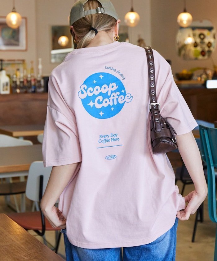 【フリークスストア/FREAK'S STORE】のScoop Coffee×FREAK S STORE 別注 ビッグシルエット バックプリント Tシャツ 【限定展開】 25SS インテリア・キッズ・メンズ・レディースファッション・服の通販 founy(ファニー) 　ファッション　Fashion　レディースファッション　WOMEN　トップス・カットソー　Tops/Tshirt　シャツ/ブラウス　Shirts/Blouses　ロング / Tシャツ　T-Shirts　バッグ　Bag　2025年　2025　2025春夏・S/S　Ss,Spring/Summer,2025　おすすめ　Recommend　インナー　Inner　カーゴパンツ　Cargo Pants　グラフィック　Graphic　コラボ　Collaboration　シンプル　Simple　デニム　Denim　トレンド　Trend　ビッグ　Big　フロント　Front　プリント　Print　ボトム　Bottom　ワンポイント　One Point　人気　Popularity　別注　Special Order　夏　Summer　定番　Standard　S/S・春夏　Ss・Spring/Summer　ピンク|ID: prp329100004571231 ipo3291000000032344979