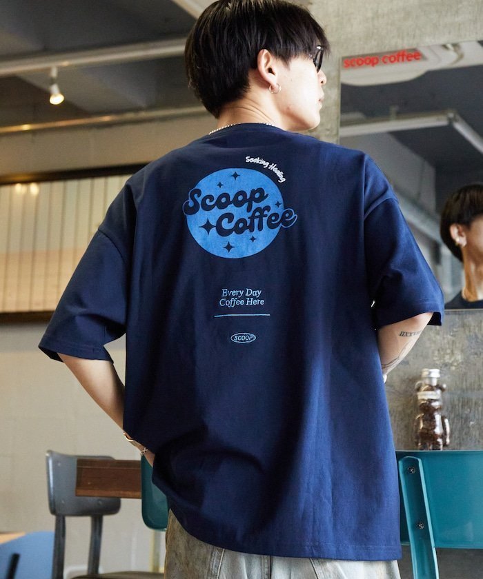 【フリークスストア/FREAK'S STORE】のScoop Coffee×FREAK S STORE 別注 ビッグシルエット バックプリント Tシャツ 【限定展開】 25SS インテリア・キッズ・メンズ・レディースファッション・服の通販 founy(ファニー) 　ファッション　Fashion　レディースファッション　WOMEN　トップス・カットソー　Tops/Tshirt　シャツ/ブラウス　Shirts/Blouses　ロング / Tシャツ　T-Shirts　バッグ　Bag　2025年　2025　2025春夏・S/S　Ss,Spring/Summer,2025　おすすめ　Recommend　インナー　Inner　カーゴパンツ　Cargo Pants　グラフィック　Graphic　コラボ　Collaboration　シンプル　Simple　デニム　Denim　トレンド　Trend　ビッグ　Big　フロント　Front　プリント　Print　ボトム　Bottom　ワンポイント　One Point　人気　Popularity　別注　Special Order　夏　Summer　定番　Standard　S/S・春夏　Ss・Spring/Summer　ネイビー|ID: prp329100004571231 ipo3291000000032344980