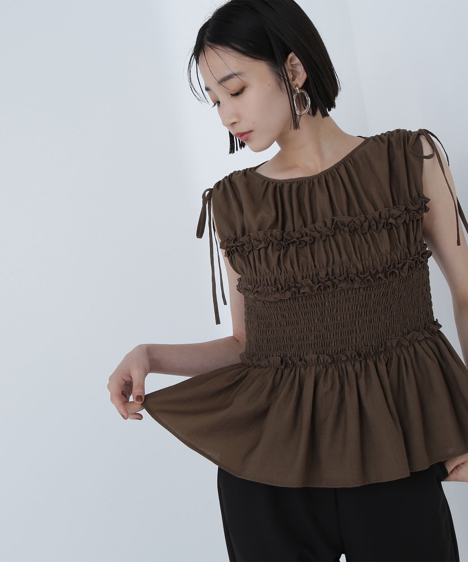 【ナチュラル ビューティー ベーシック/NATURAL BEAUTY BASIC】のシャーリングペプラムブラウス インテリア・キッズ・メンズ・レディースファッション・服の通販 founy(ファニー) 　ファッション　Fashion　レディースファッション　WOMEN　トップス・カットソー　Tops/Tshirt　シャツ/ブラウス　Shirts/Blouses　ギャザー　Gather　シャーリング　Shirring　フィット　Fit　ペプラム　Peplum　ダークブラウン1|ID: prp329100004571316 ipo3291000000032515883
