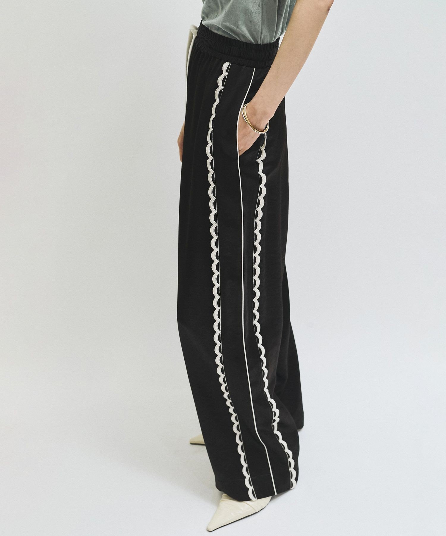 【アダム エ ロペ/ADAM ET ROPE'】のサイドレーストラックパンツ インテリア・キッズ・メンズ・レディースファッション・服の通販 founy(ファニー) 　ファッション　Fashion　レディースファッション　WOMEN　パンツ　Pants　春　Spring　キュプラ　Cupra　サンダル　Sandals　シンプル　Simple　ドレープ　Drape　パイピング　Piping　ベロア　Velor　ポケット　Pocket　ポロシャツ　Polo Shirt　レース　Race　S/S・春夏　Ss・Spring/Summer　夏　Summer　2025年　2025　2025春夏・S/S　Ss,Spring/Summer,2025　ブラック(01)|ID: prp329100004572004 ipo3291000000032352796