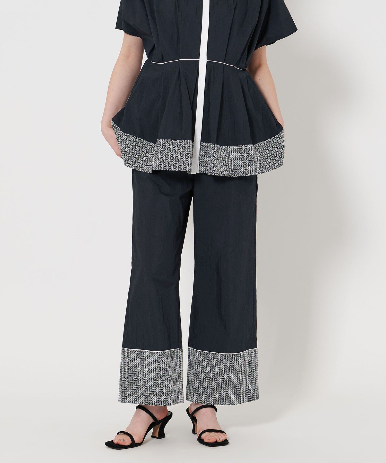【ユナイテッドアローズ/UNITED ARROWS】のエンブロイダリー イージーパンツ インテリア・キッズ・メンズ・レディースファッション・服の通販 founy(ファニー) 　ファッション　Fashion　レディースファッション　WOMEN　パンツ　Pants　エンブロイダリー　Embroidery　ヴィンテージ　Vintage　カットソー　Cut And Sew　ギャザー　Gather　ジャケット　Jacket　タンブラー　Tumbler　パイピング　Piping　リラックス　Relax　おすすめ　Recommend　NAVY|ID: prp329100004572059 ipo3291000000032353444