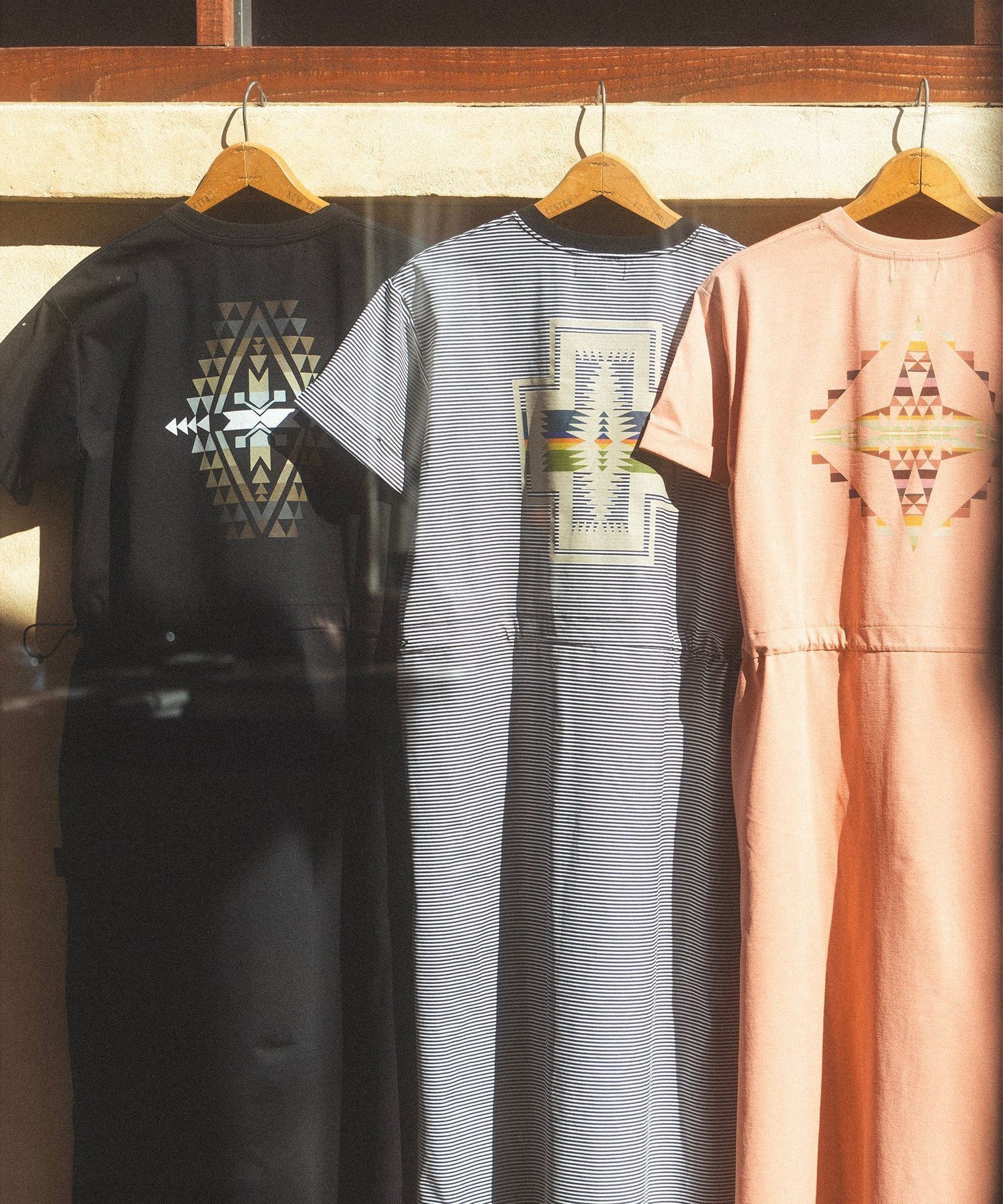 【ビーミングライフストアバイビームス/B:MING LIFE STORE by BEAMS】の【別注】PENDLETON / プリント ワンピース 25SS スポーツミックス 楽ちん リラックス アウトドア フェス レジャー インテリア・キッズ・メンズ・レディースファッション・服の通販 founy(ファニー) 　ファッション　Fashion　レディースファッション　Fashion for Women　ワンピース　Dresses　スポーツウェア　Functional & Stylish Sportswear　スポーツ ワンピース　Athletic Dress / Tennis Dress　アウトドア　Outdoor Clothing　コンパクト　Compact, Small Size　スポーツ　Sports, Activewear　ドローコード　Drawcord, Drawstring Cord　プリント　Print, Printed Pattern　別注　Limited Edition, Custom Order　半袖　Short Sleeve, Half Sleeve　ミックス　Mix, Mixed Style　リラックス　Relax, Relaxed Fit　ロールアップ　Roll-Up, Cuffed Hem　楽ちん　Easy Fit, Comfortable　おすすめ　Recommended / Our Picks　2025年　2025　2025春夏・S/S　Spring/Summer 2025 SS25　WHITE×BLACK|ID: prp329100004572093 ipo3291000000033427755